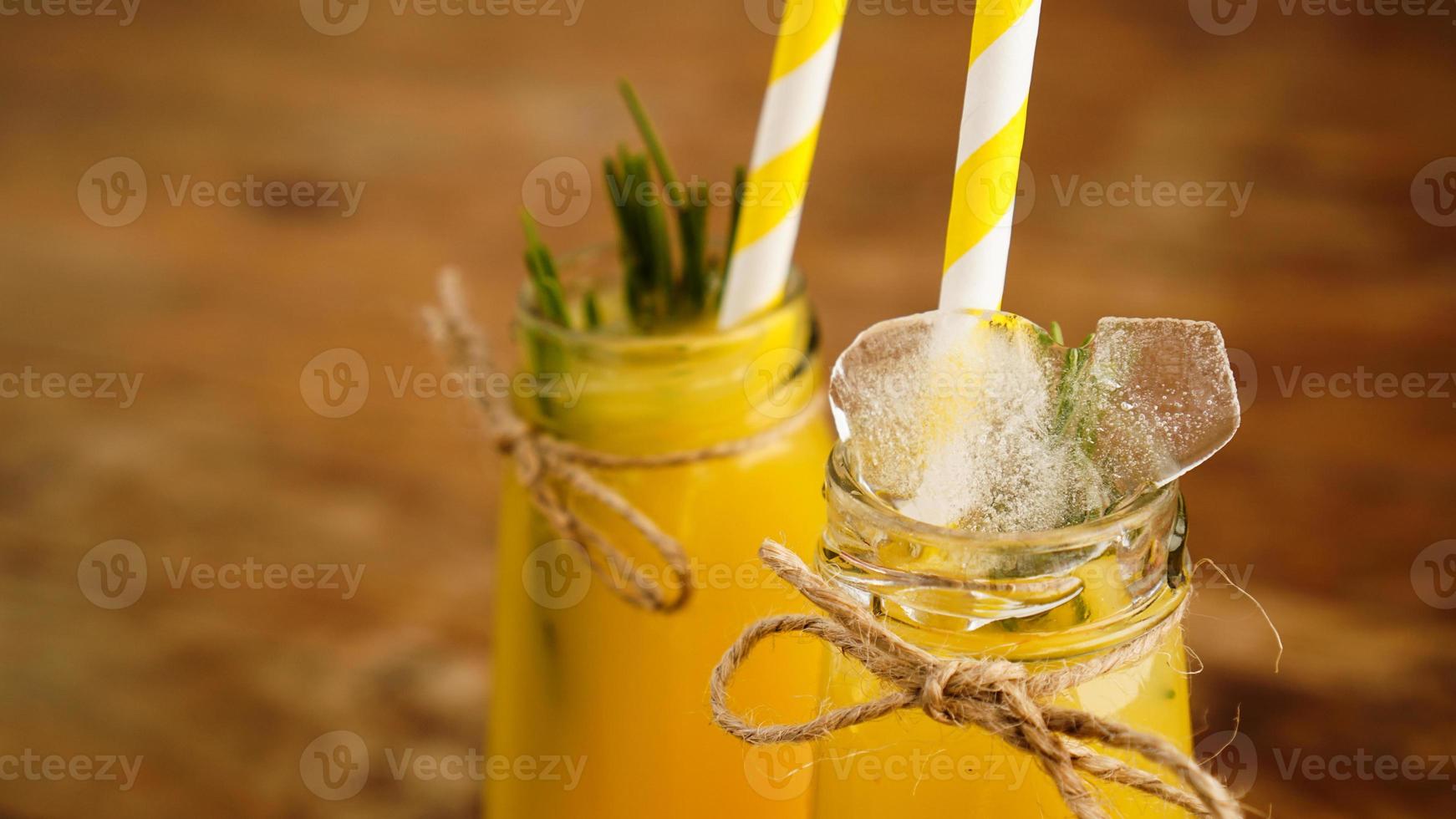 Flasche Orangensaft mit Eiswürfeln, selektiver Fokus foto