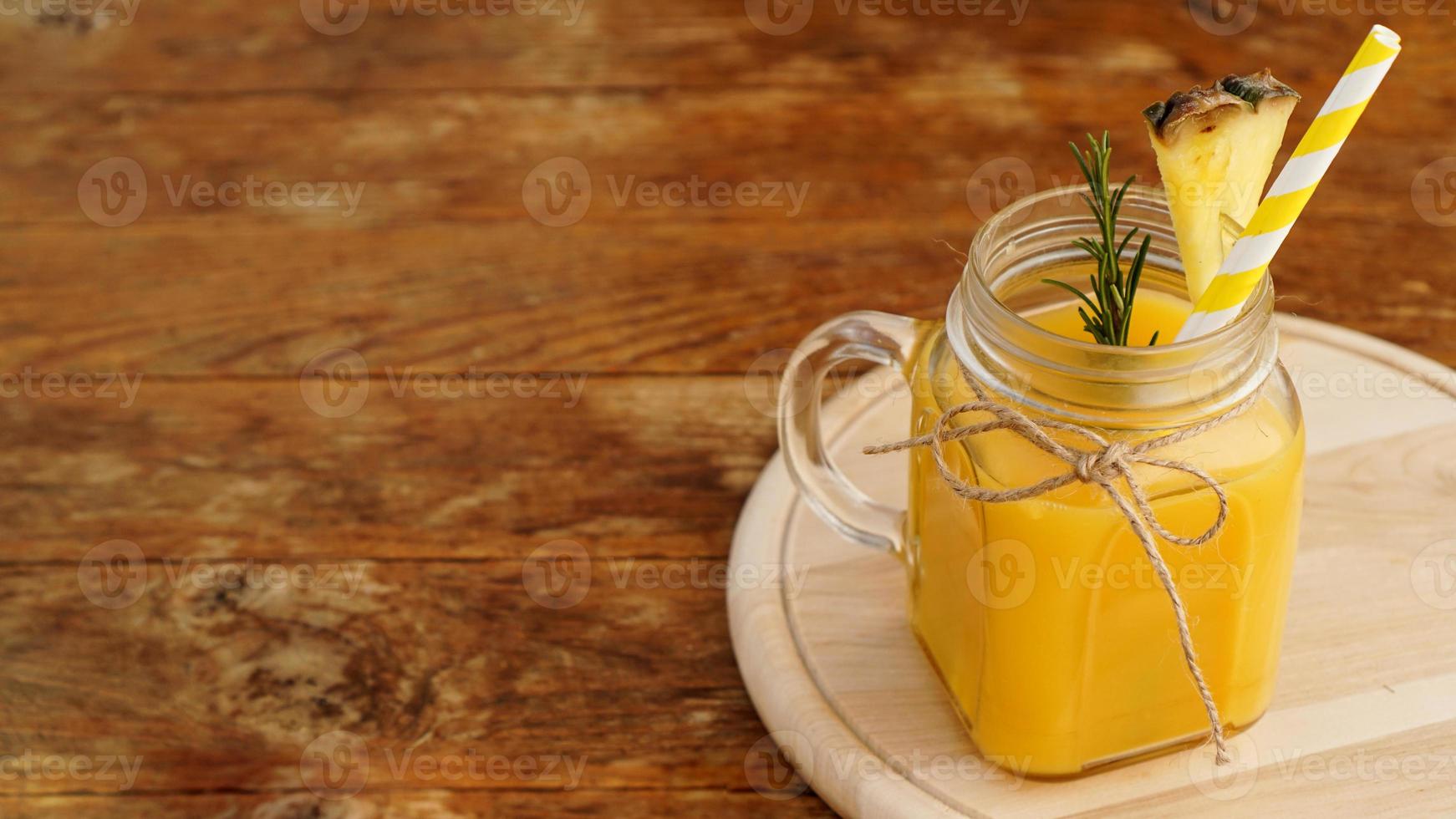 Ananassaft in einem Glas. Ananasscheiben dekorieren das Getränk foto