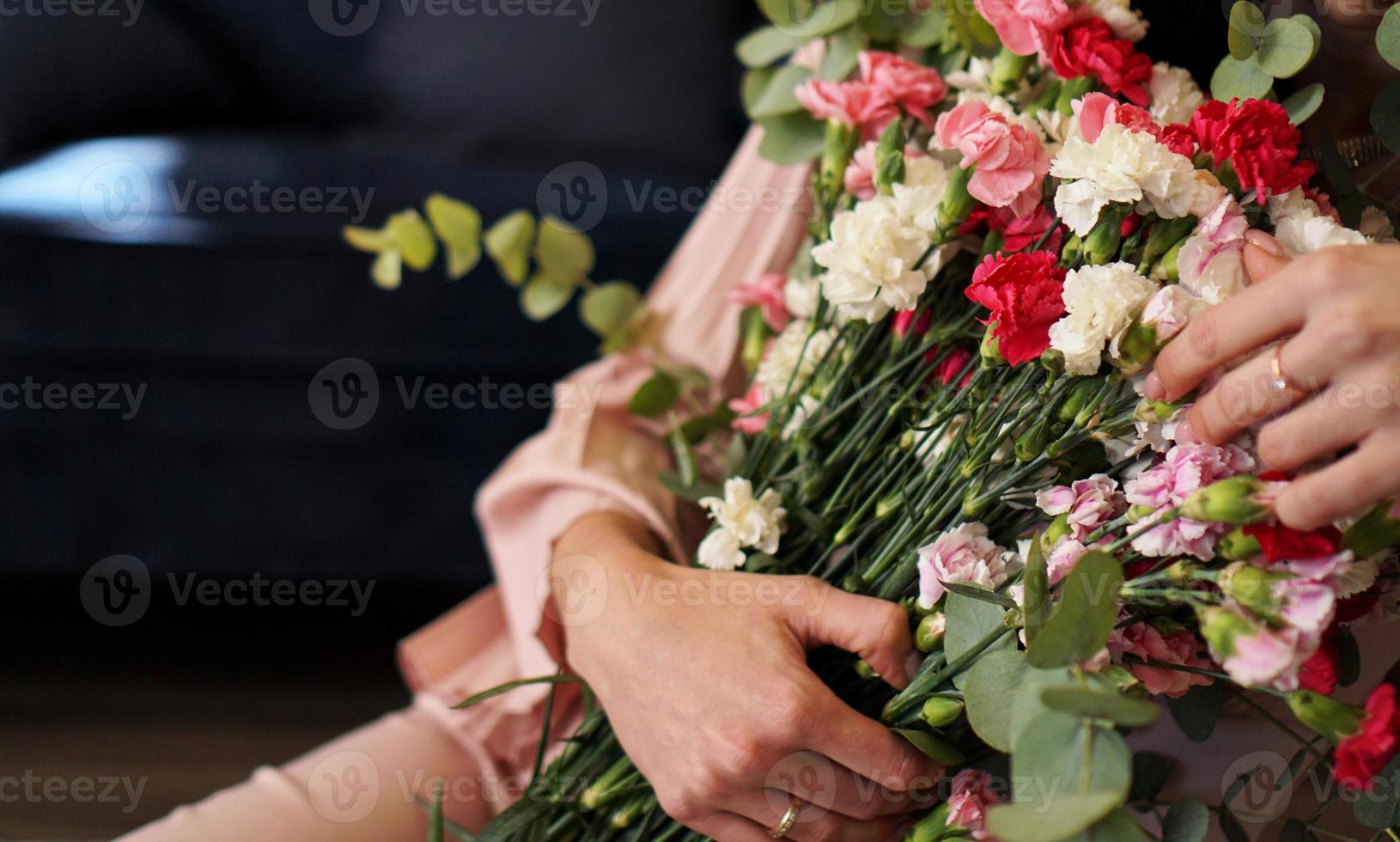 Frau mit einem schönen bunt blühenden Blumenstrauß foto