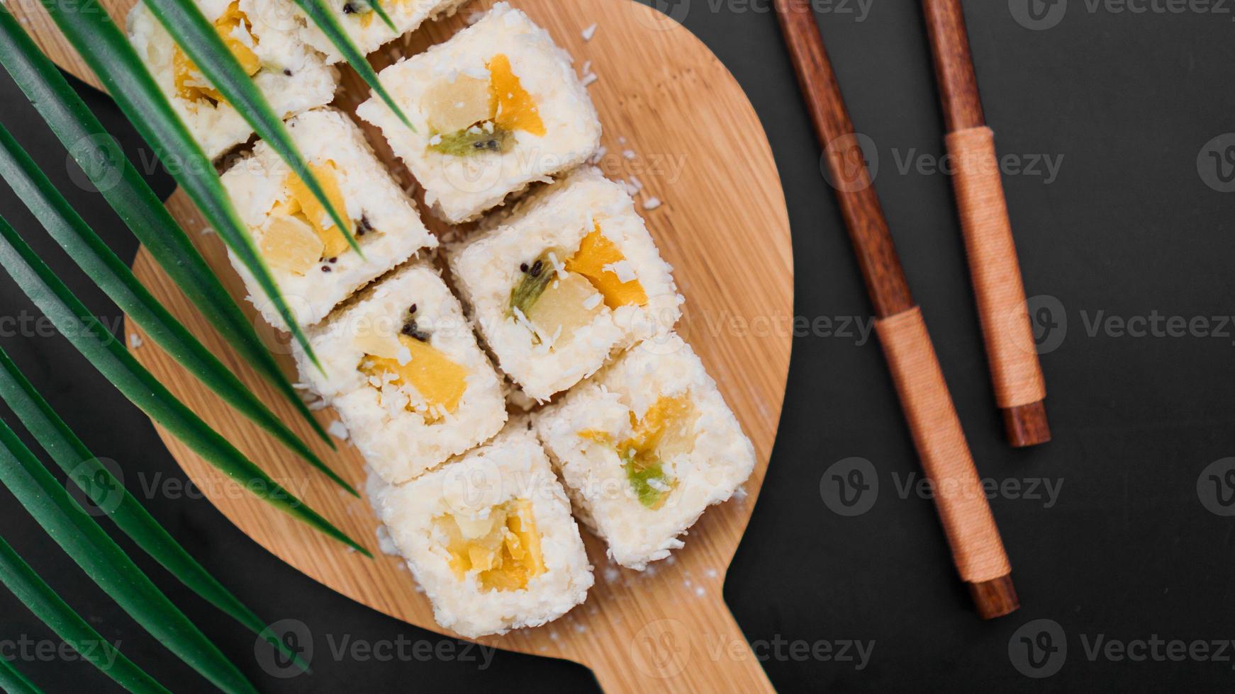 Dessert-Sushi. süße Kiwi-, Ananas- und Bananen-Sushi-Rollen foto