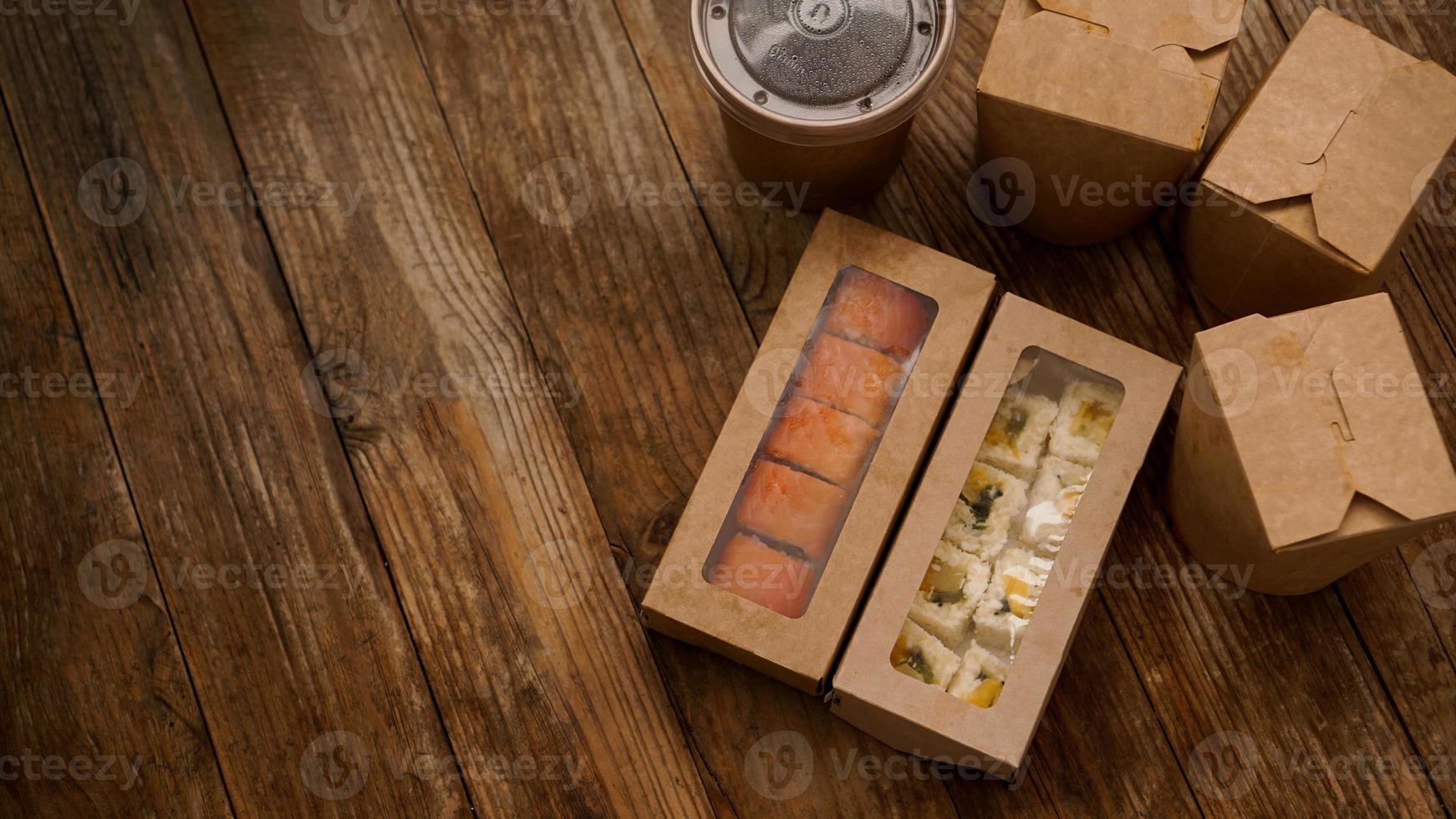 asiatische Essenslieferung. Verpackung für Sushi und Woks foto