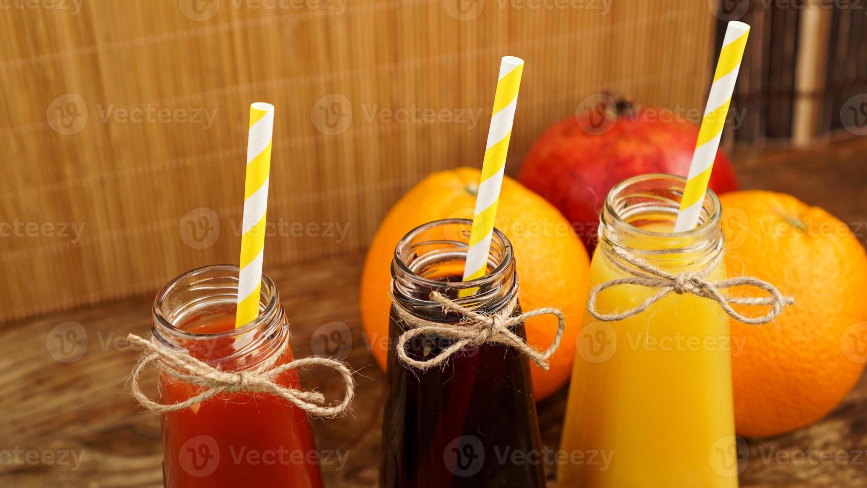 hausgemachte Limonade in kleinen Flaschen. bunte Säfte und Früchte foto