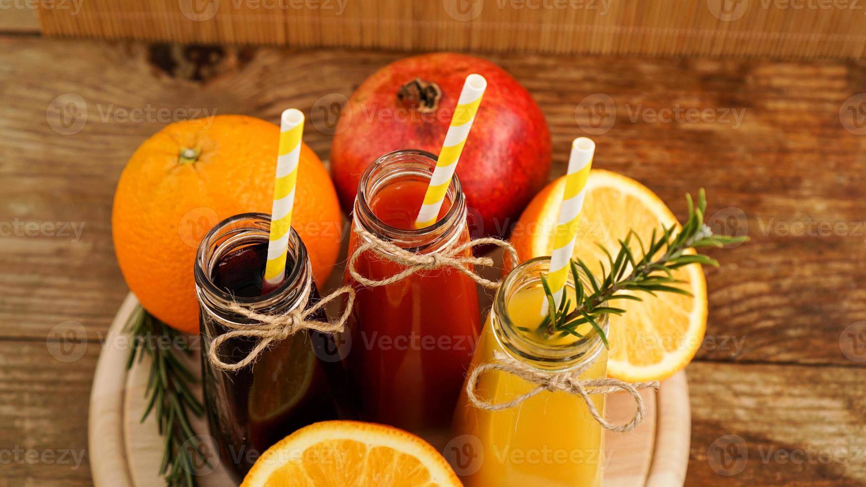 hausgemachte Limonade in kleinen Flaschen. bunte Säfte und Früchte foto