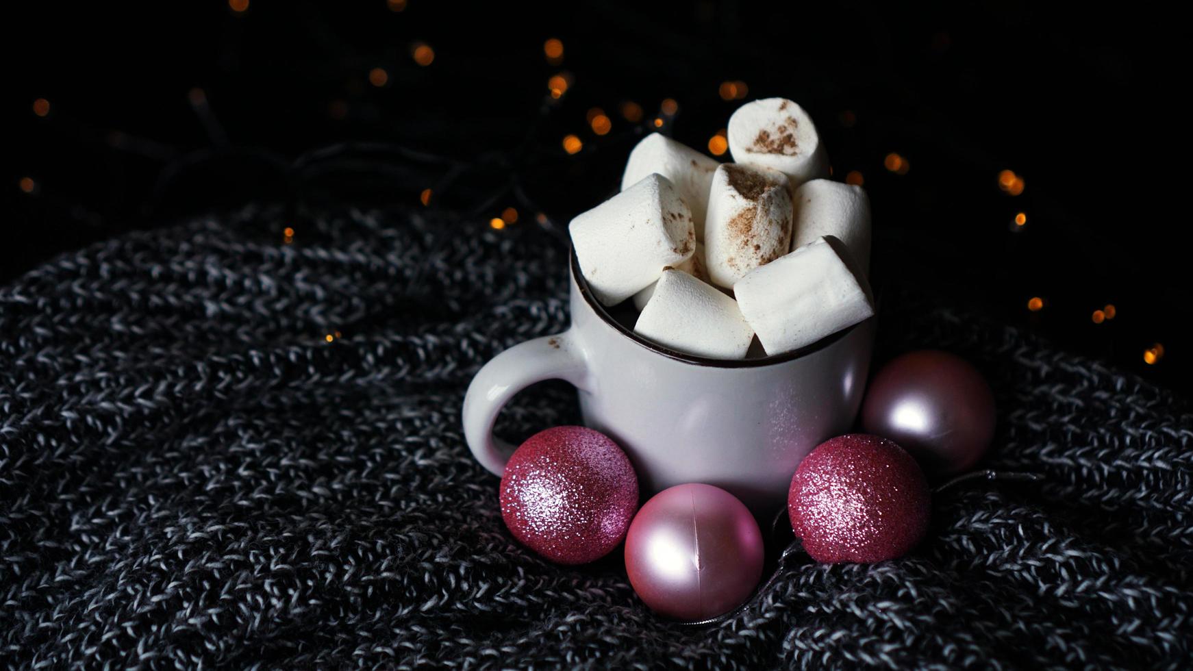 Tasse heiße Schokolade mit Marshmallow auf dunklem Hintergrund foto