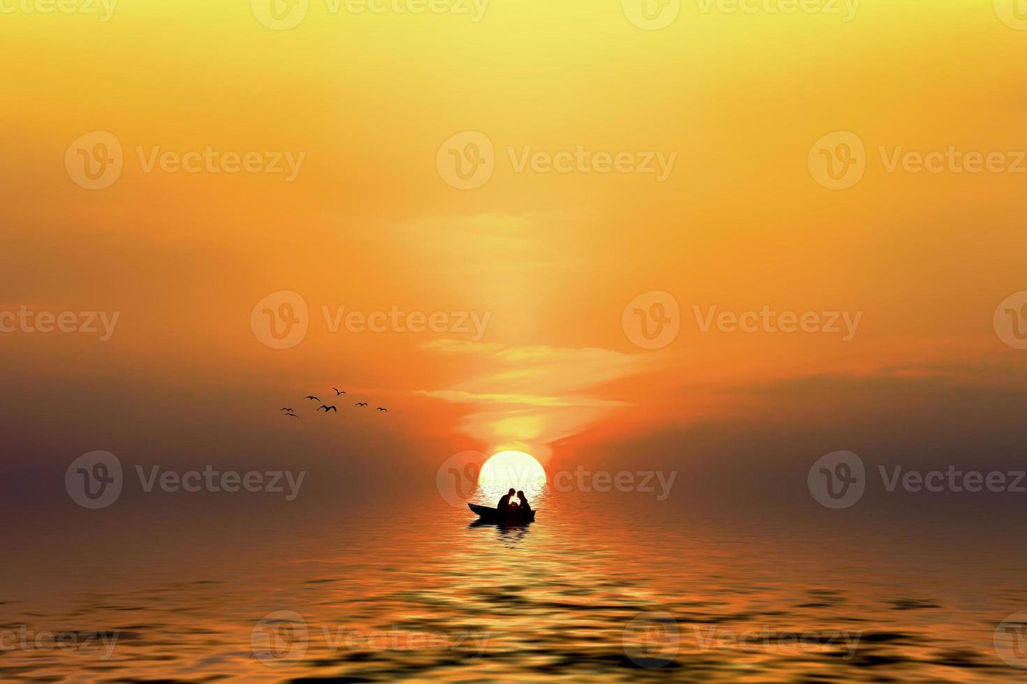 Silhouette eines Paares im Boot, wenn die Sonne untergeht foto