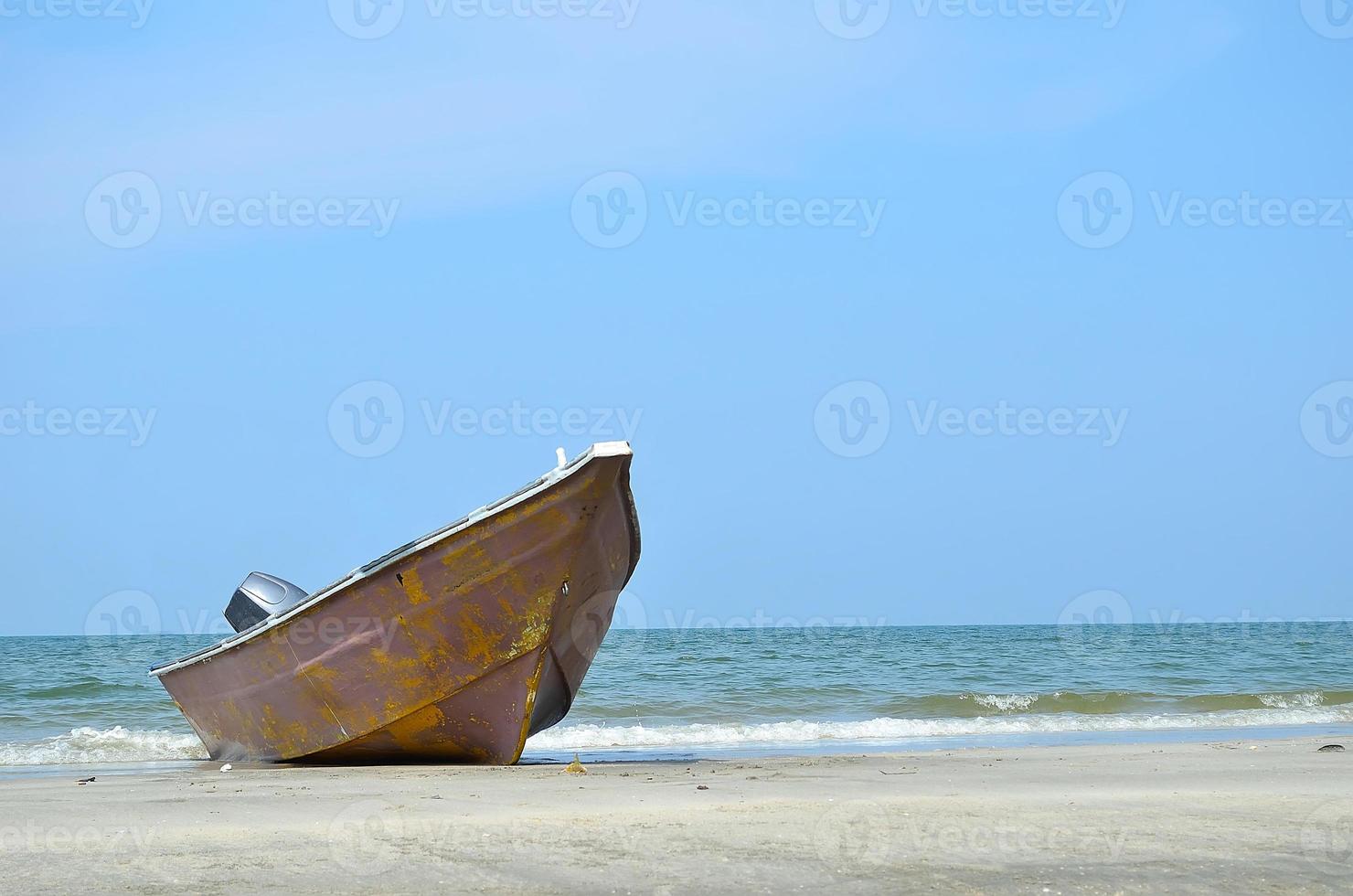 ein Boot am Strand foto