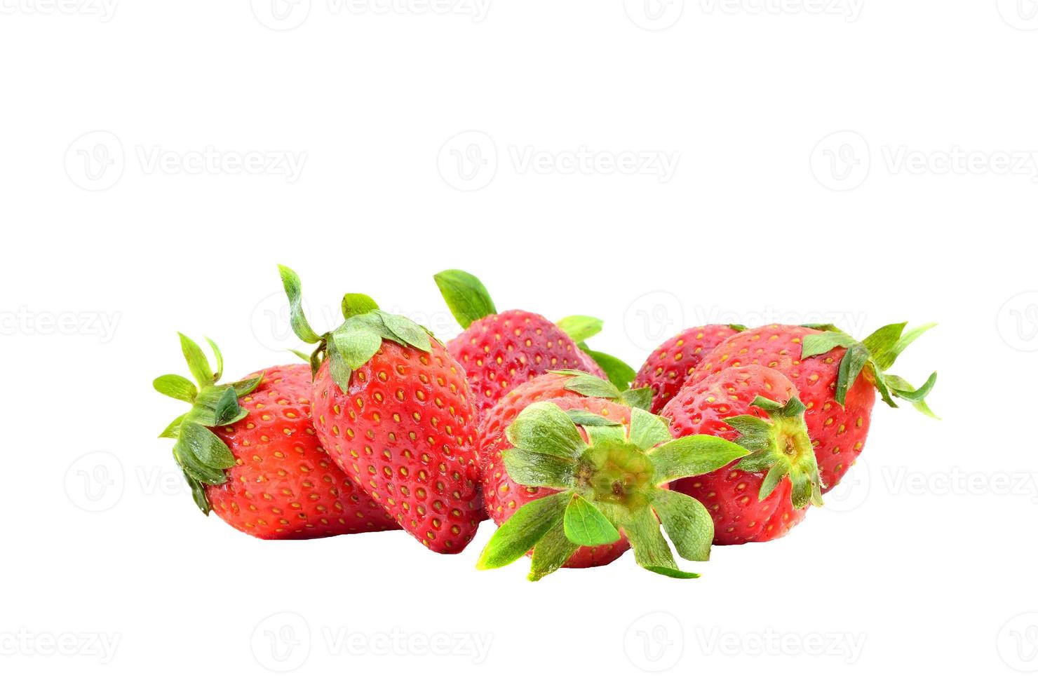 Erdbeeren auf weißem hintergrund isoliert. foto