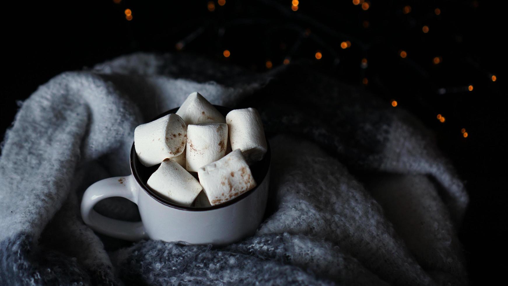 heißer Kakao mit Marshmallow im weißen Keramikbecher foto