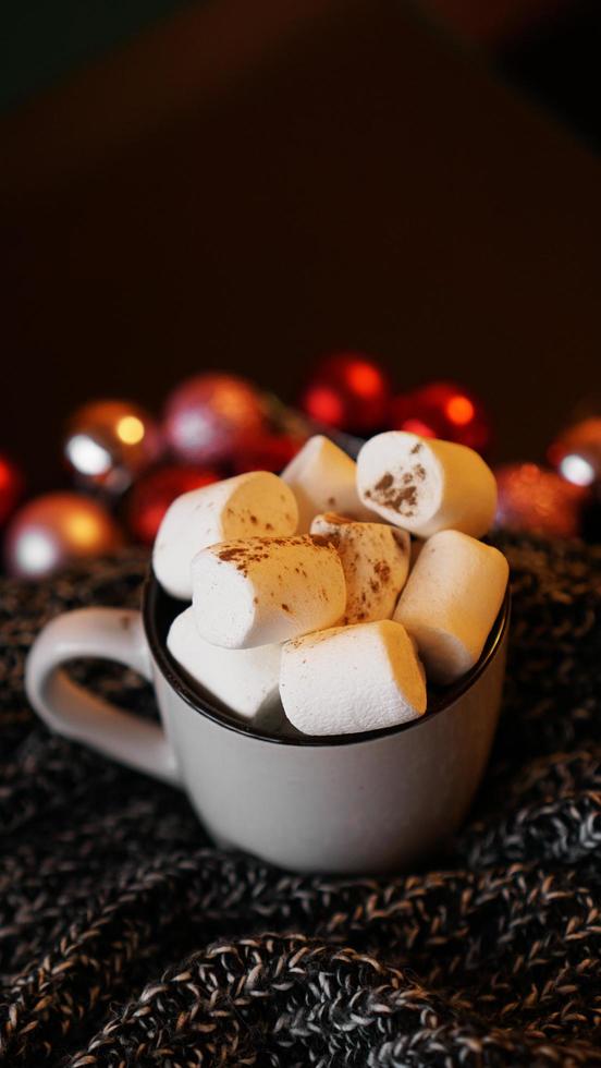 Weihnachtsheiße Schokolade mit Marshmallow mit Lichterbokeh foto