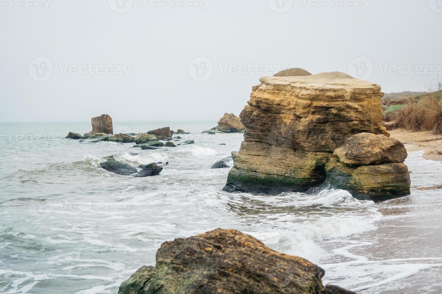 Gelbe und rote Sandsteinfelsen befinden sich direkt am Meer foto