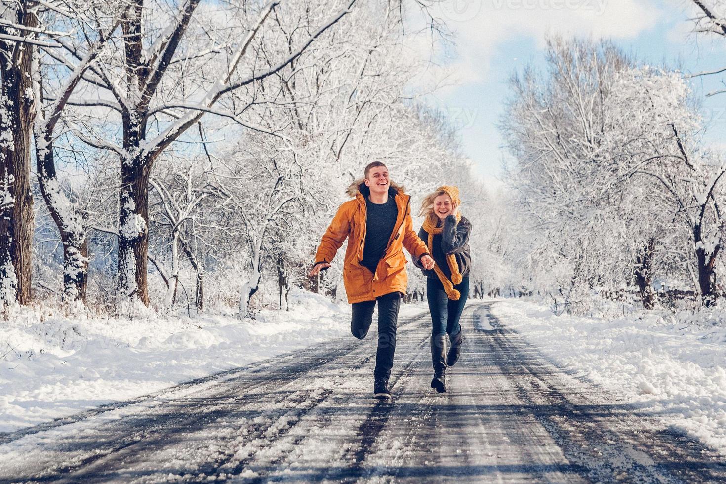 Mann und Mädchen gehen und haben Spaß im Winter im Wald foto