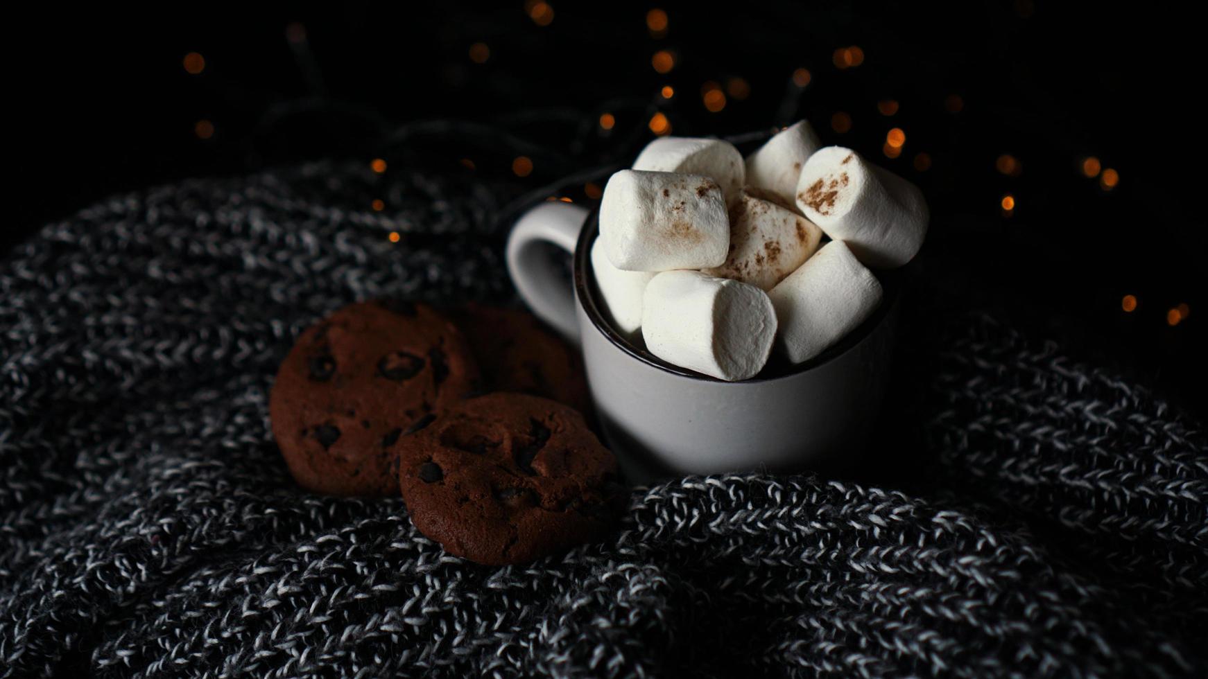 Tasse mit Marshmallows und Schokoladenkeksen foto