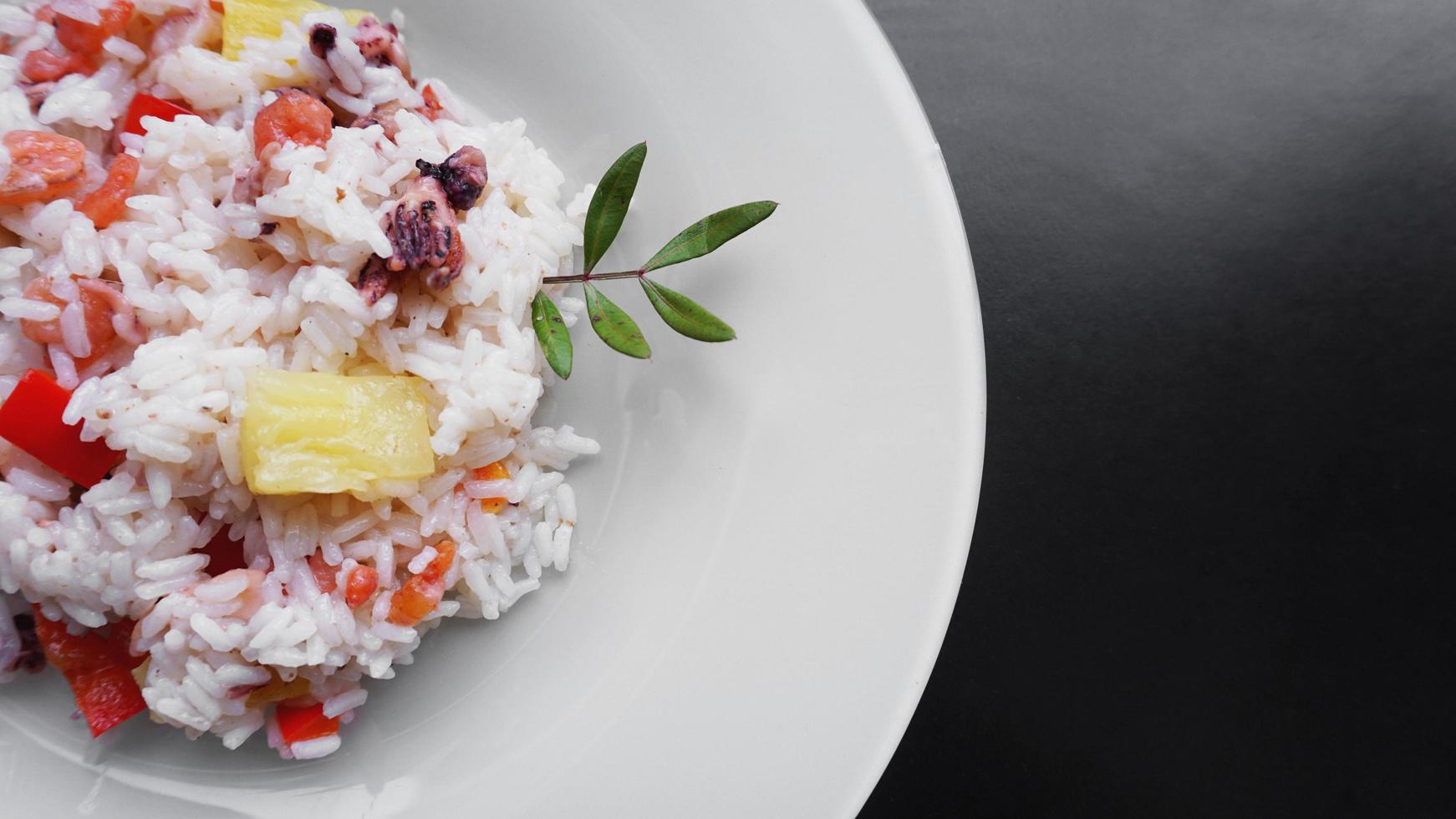 Reis mit Garnelen und Ananas, thailändisches Essen auf weißem Teller foto