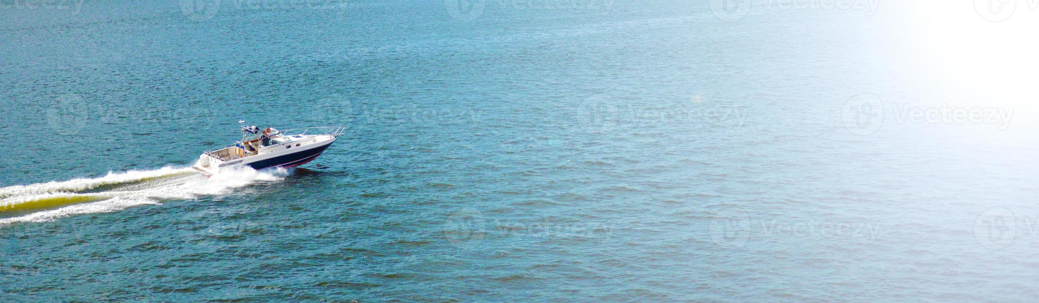 Sommermeerblick mit klarem blauem Wasser, Yacht. Raumhintergrund kopieren. foto