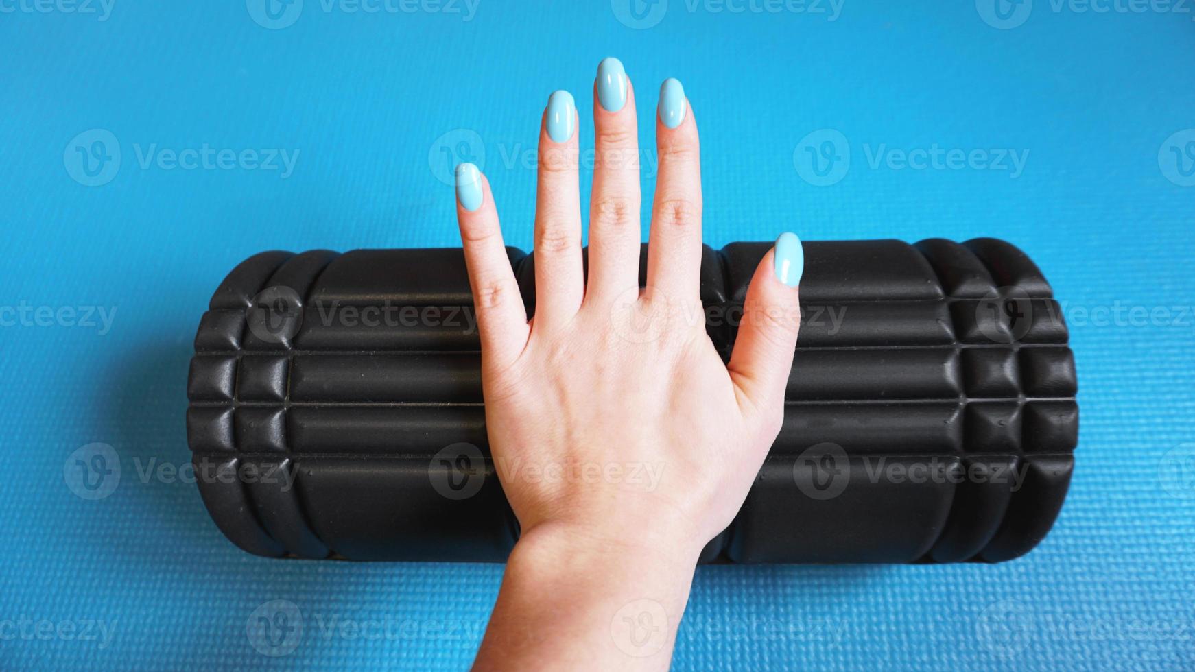 Schaumstoffrolle Gym Fitnessgeräte blauer Hintergrund selbst myofascial foto