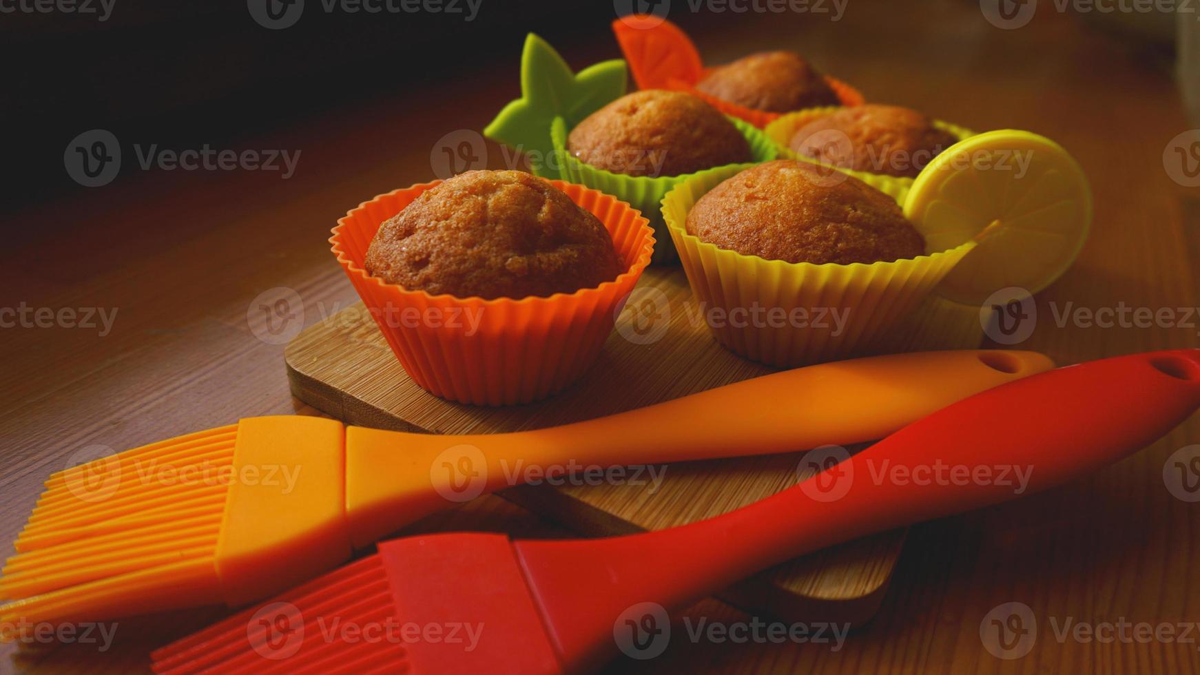 einfache Mini-Muffins in bunten Silikon-Backformen. Küche foto