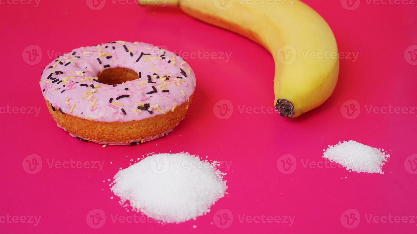 Wahl Donut gegen Banane. Beginnen Sie mit gesunder Ernährung oder Junk Food foto