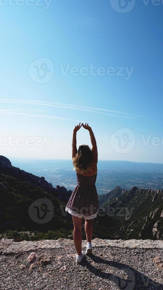 junge Frau genießt die herrliche Aussicht auf die Berge von Montserrat foto