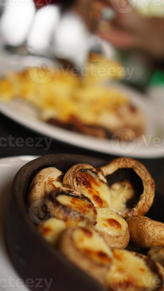 Soko-Pilze mit Suluguni-Käse, traditionelles georgisches Essen foto