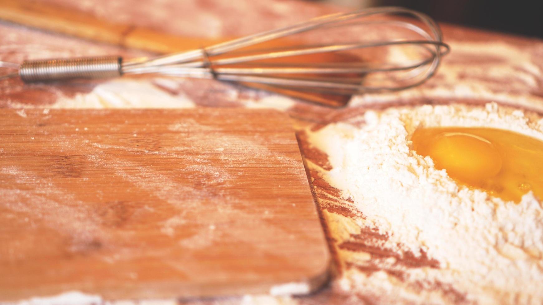 Zutaten zum Backen von hausgemachtem Brot. Eier, Mehl. foto