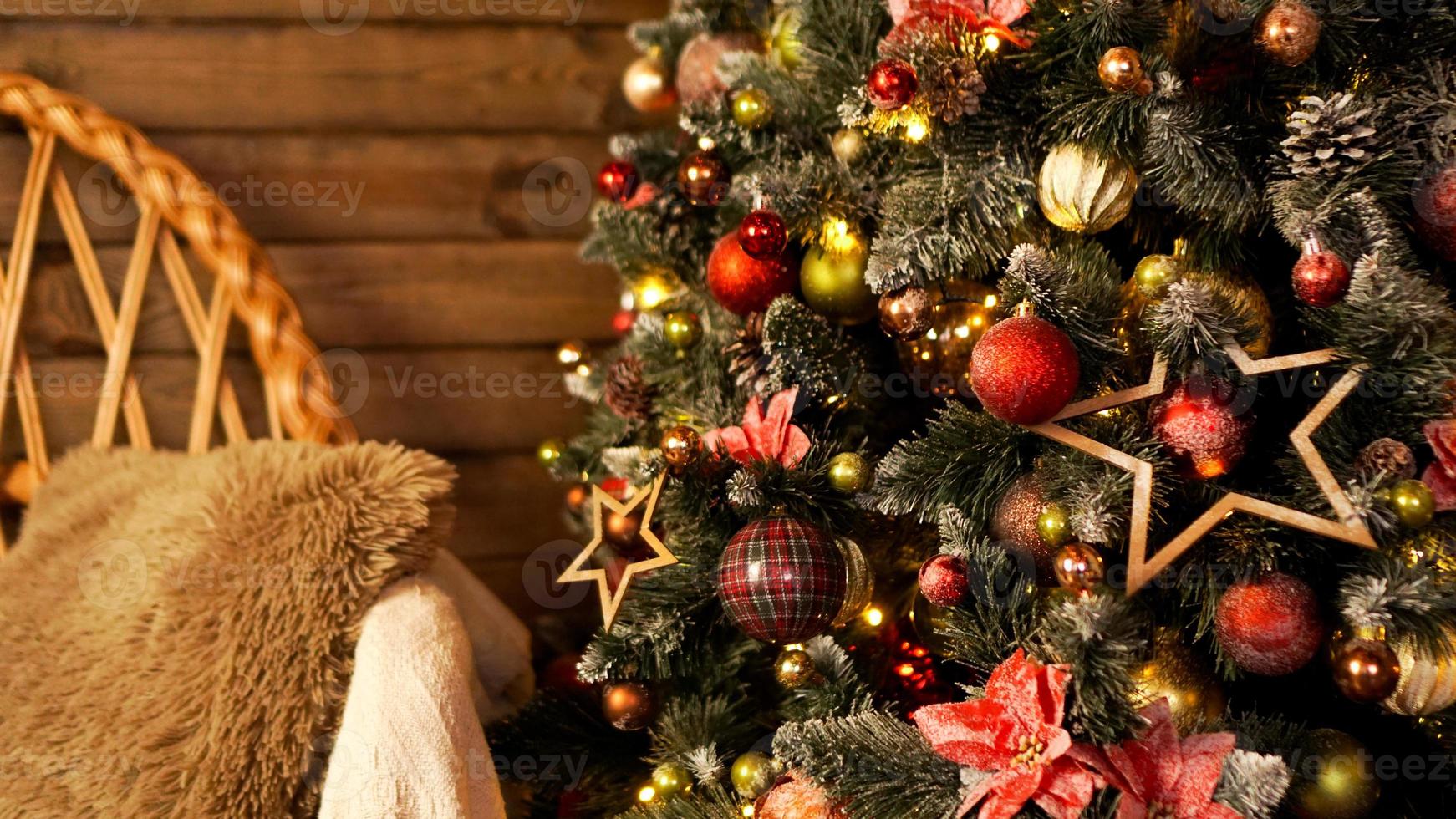 schöne Ferien. ein schönes wohnzimmer dekoriert für weihnachten. foto