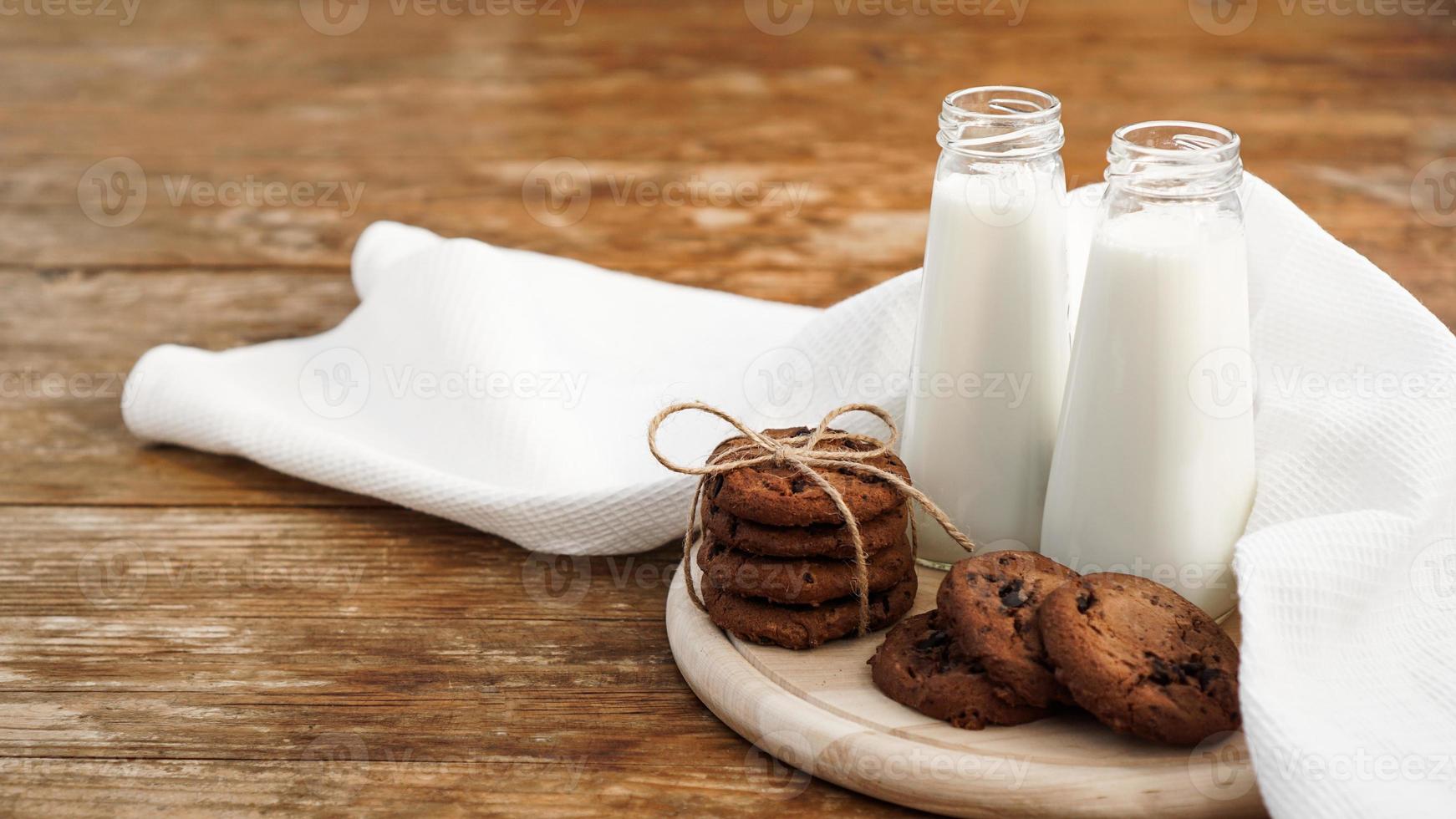 hausgemachte Schokoladenkekse und Milch foto