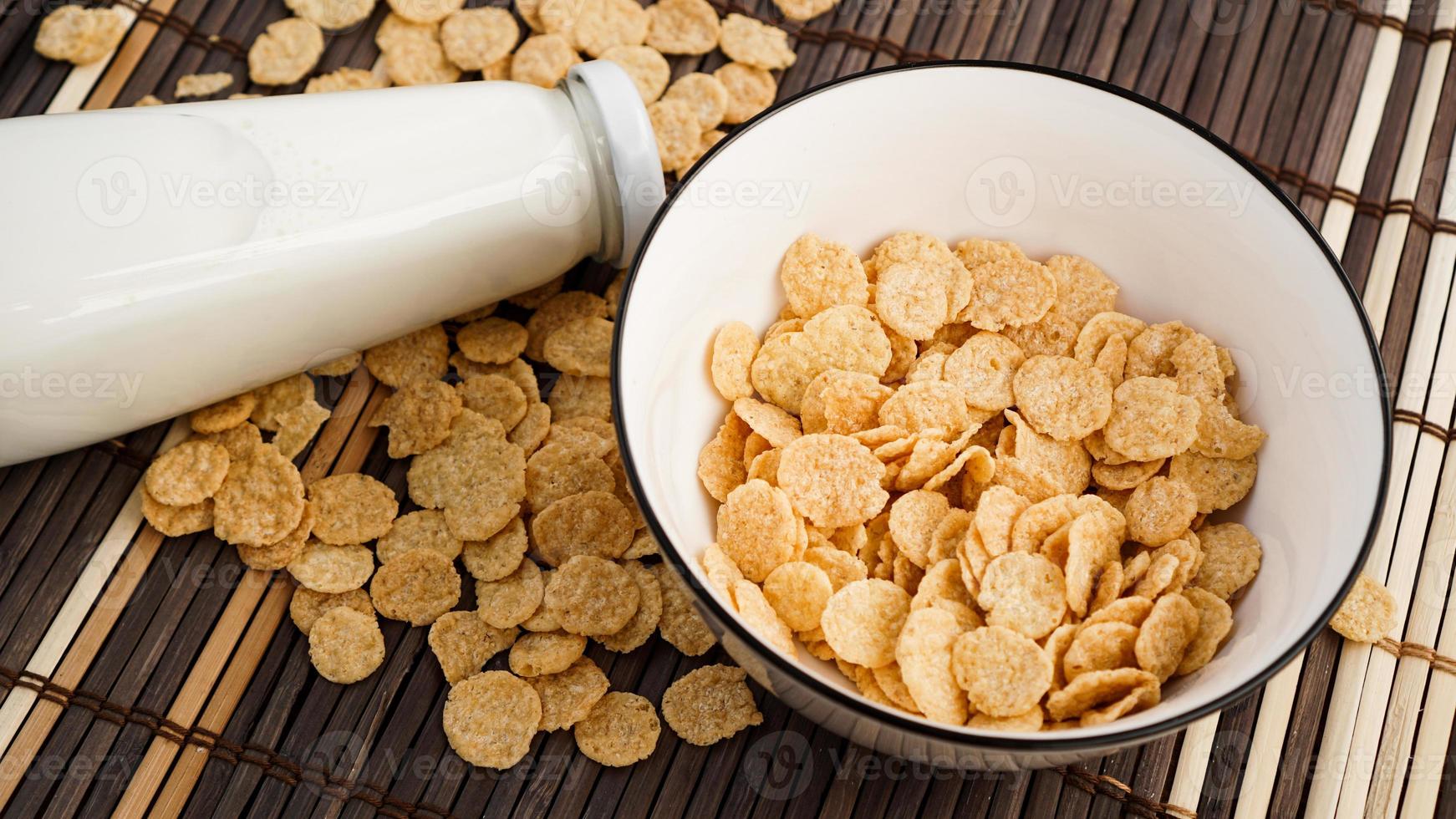 gesunde Cornflakes und Milch auf einer Bambusserviette. foto