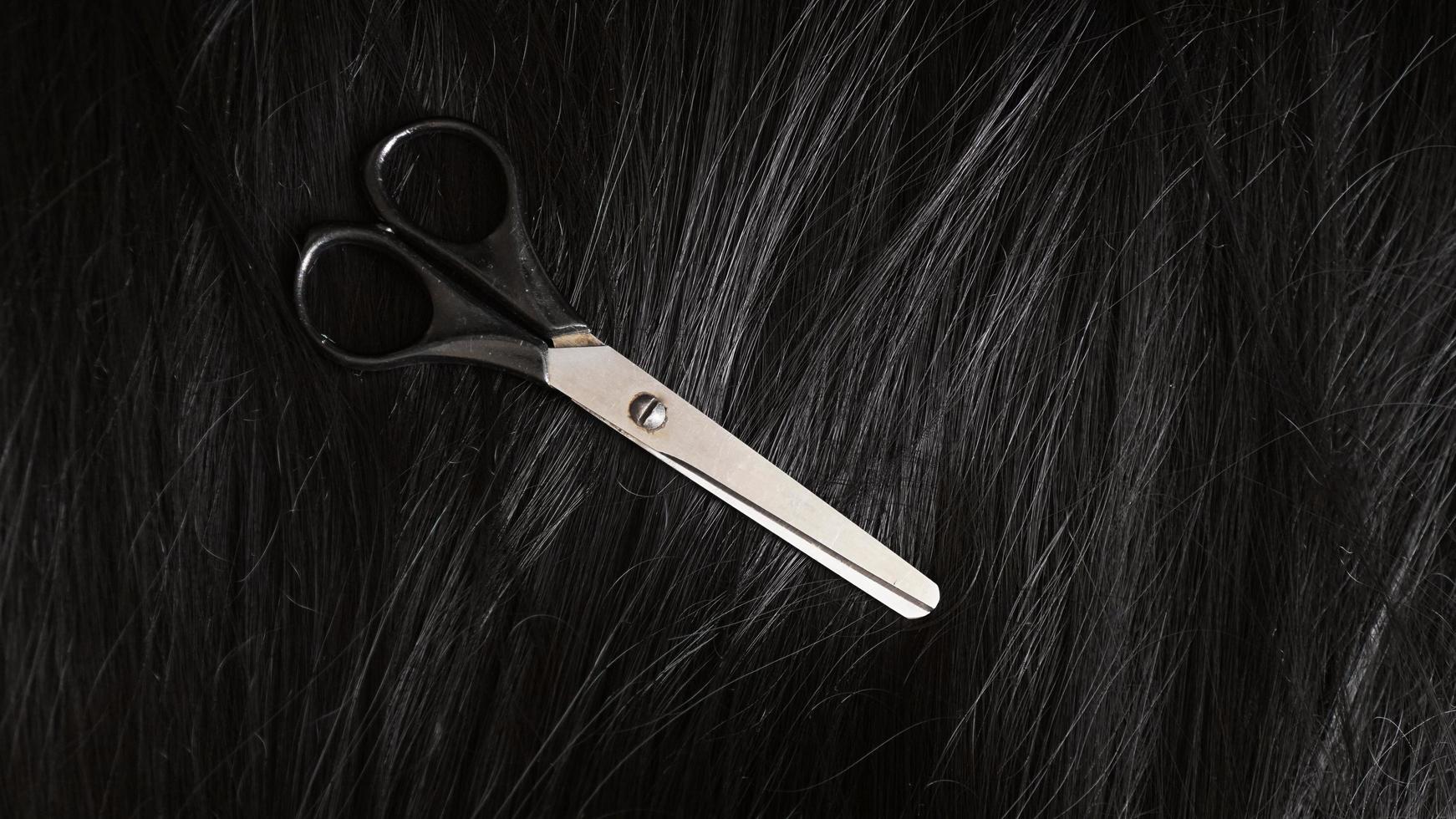 Perücke und Schere - schwarze Perücke - Frisurenhintergrund foto