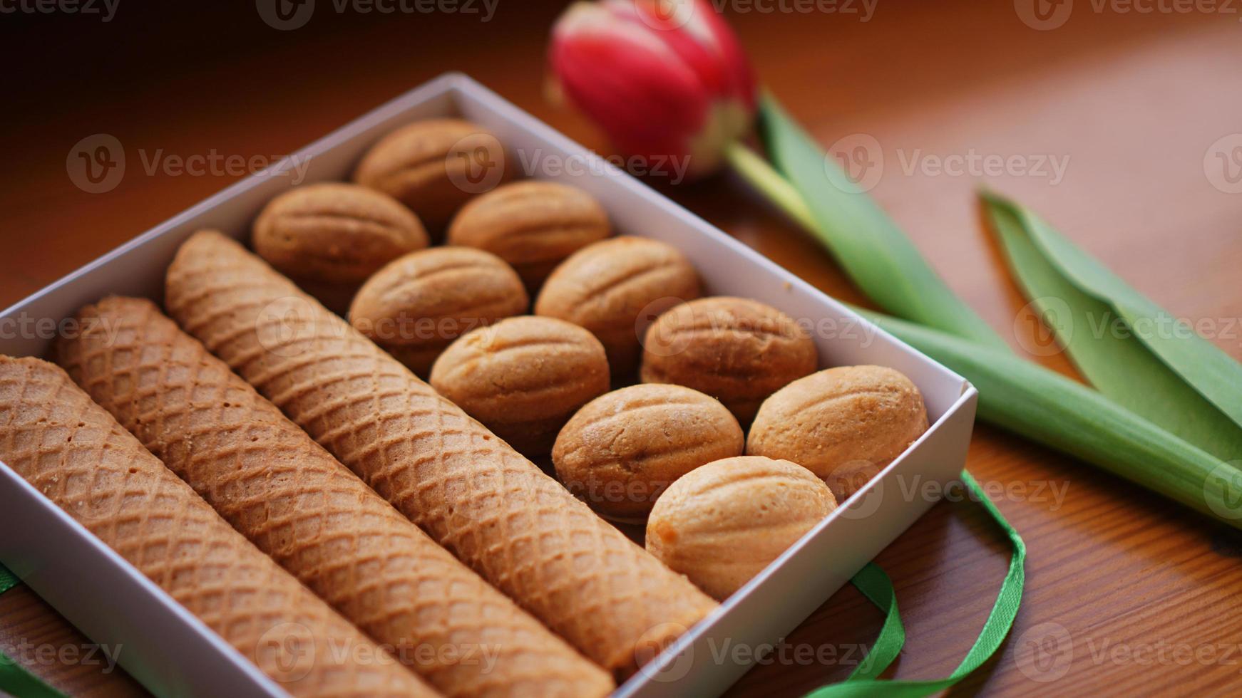 Shortbread-Kekse und Tulpen. Geschenk an die Frau foto