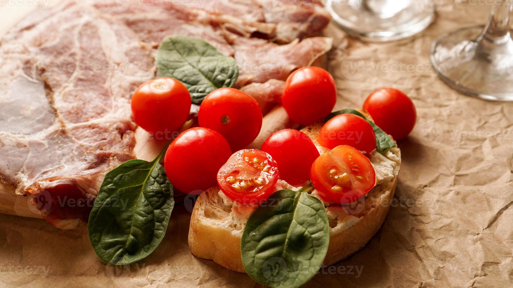 Bruschetta mit Kirschtomaten. Weinglas, italienische Vorspeise. foto