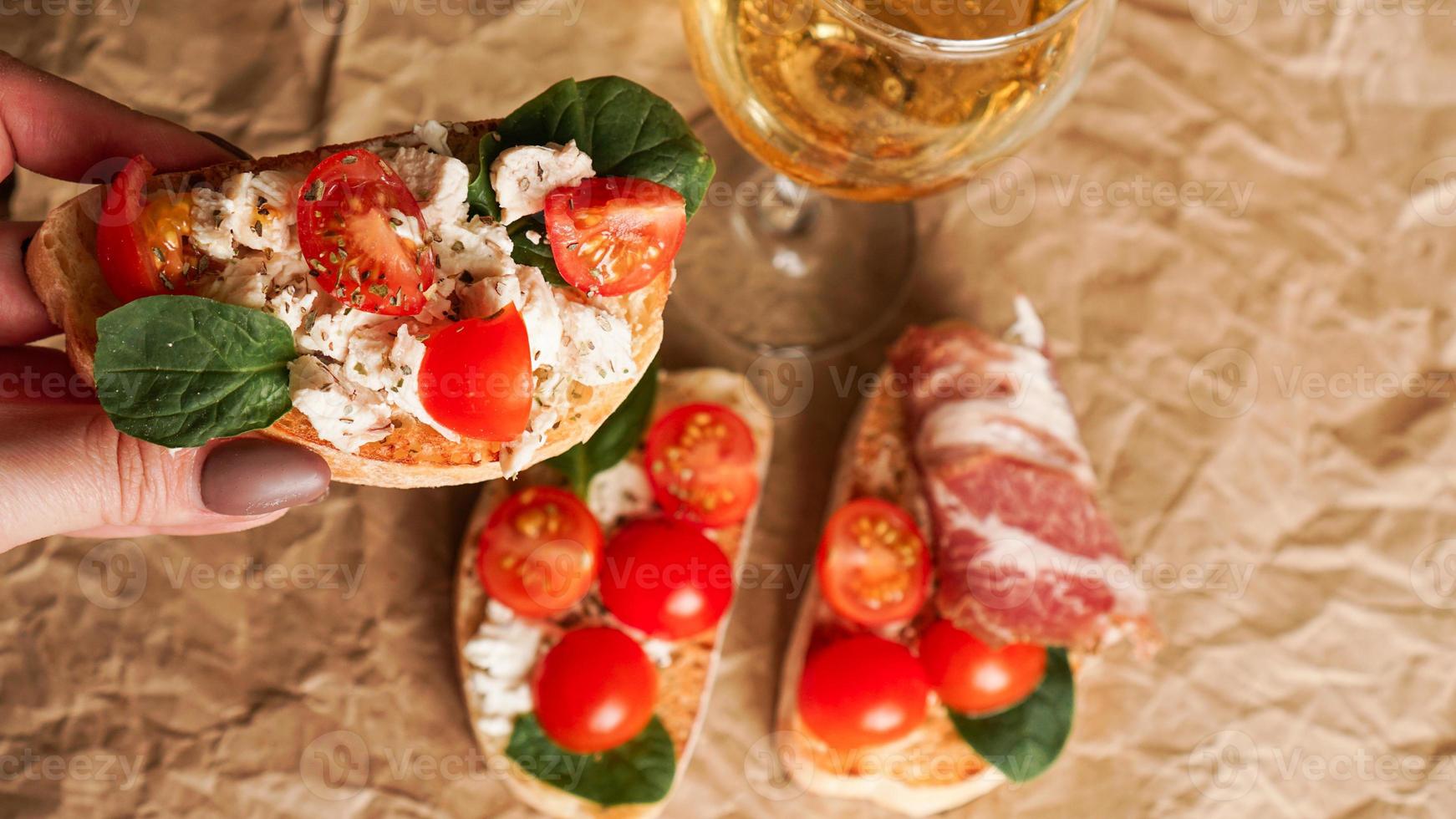 Bruschetta mit Kirschtomaten. Weinglas, italienische Vorspeise. foto