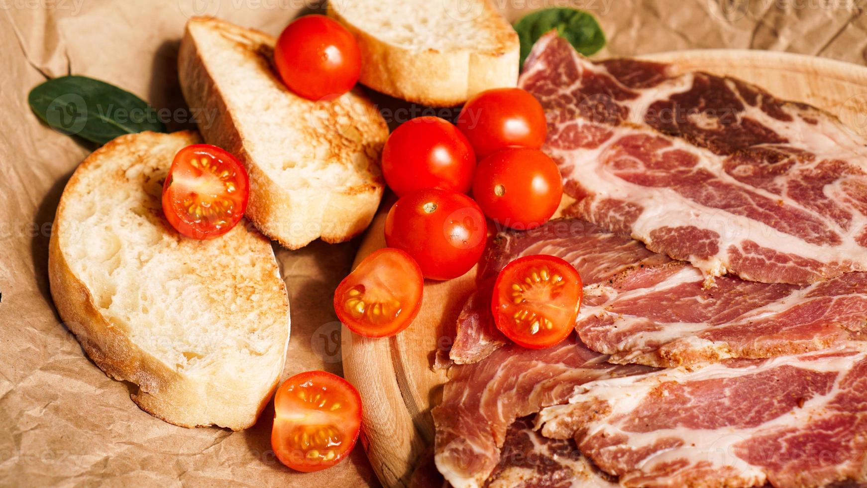 Brotscheiben, Kirschtomaten, Spinat und Schinken. Zutaten foto