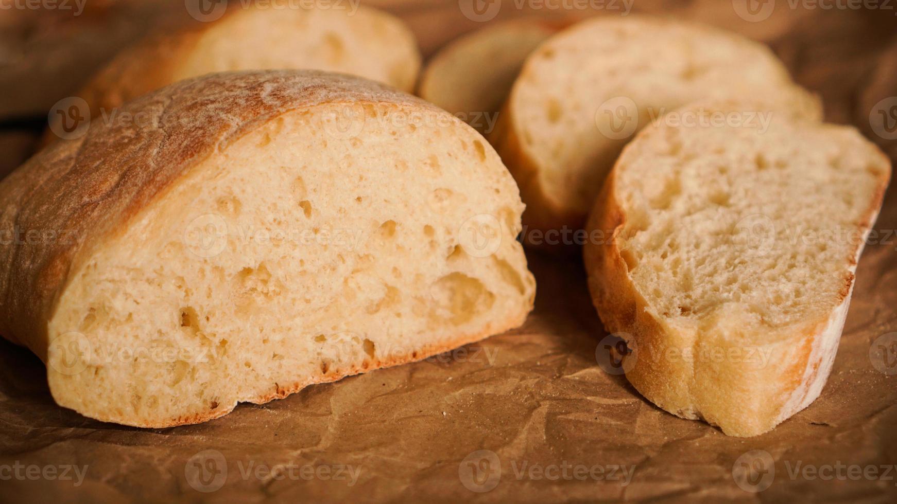 Ciabatta-Scheiben auf Kraftpapier. frisches leckeres Gebäck foto