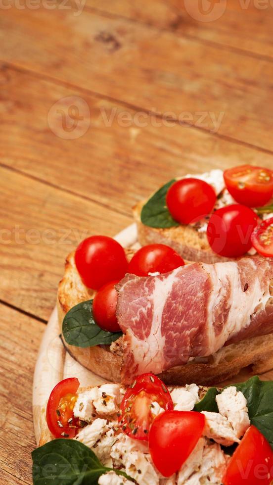 italienische Vorspeise. Bruschetta auf einem Holzbrett foto