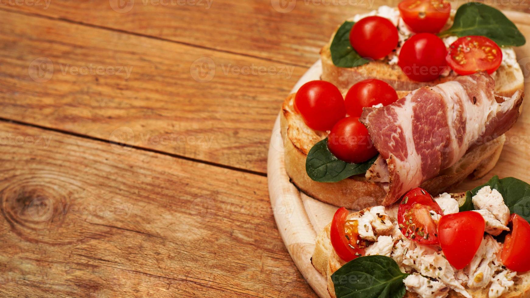 italienische Vorspeise. Bruschetta auf einem Holzbrett foto