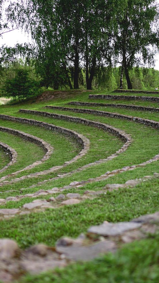 schöner Frühlingspark - leuchtend grüne Farben foto