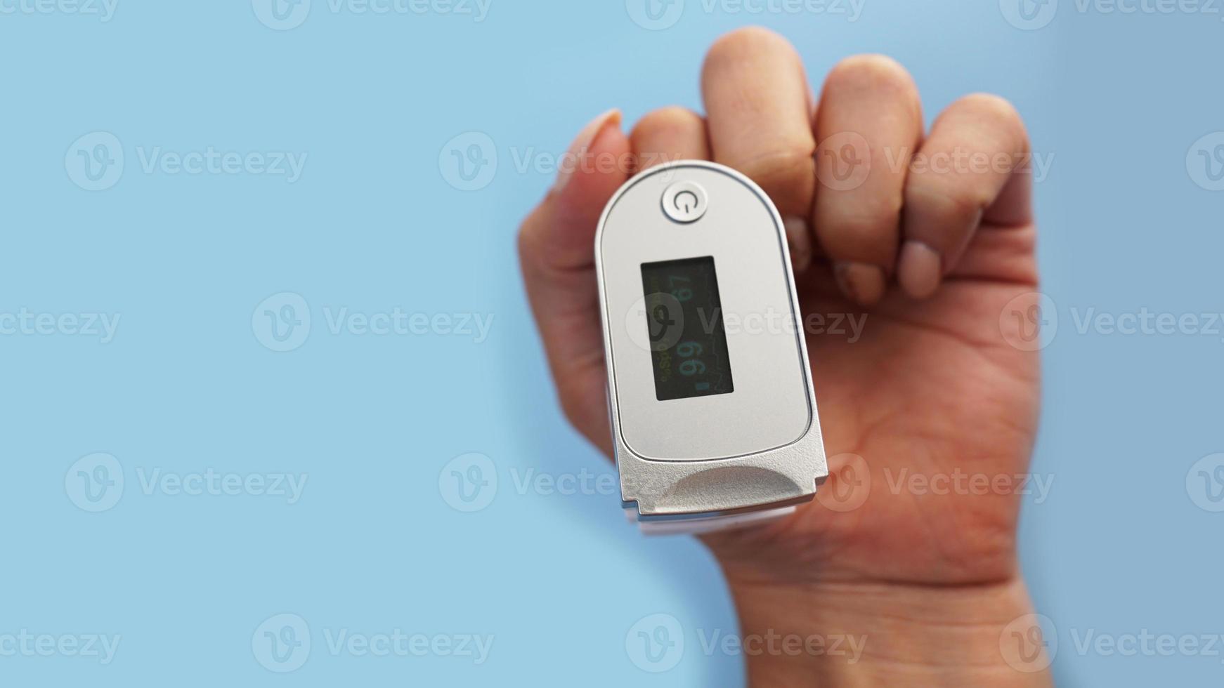 medizinisches Gerät für Hypoxie. weiblicher Finger in einem Pulsoximeter foto