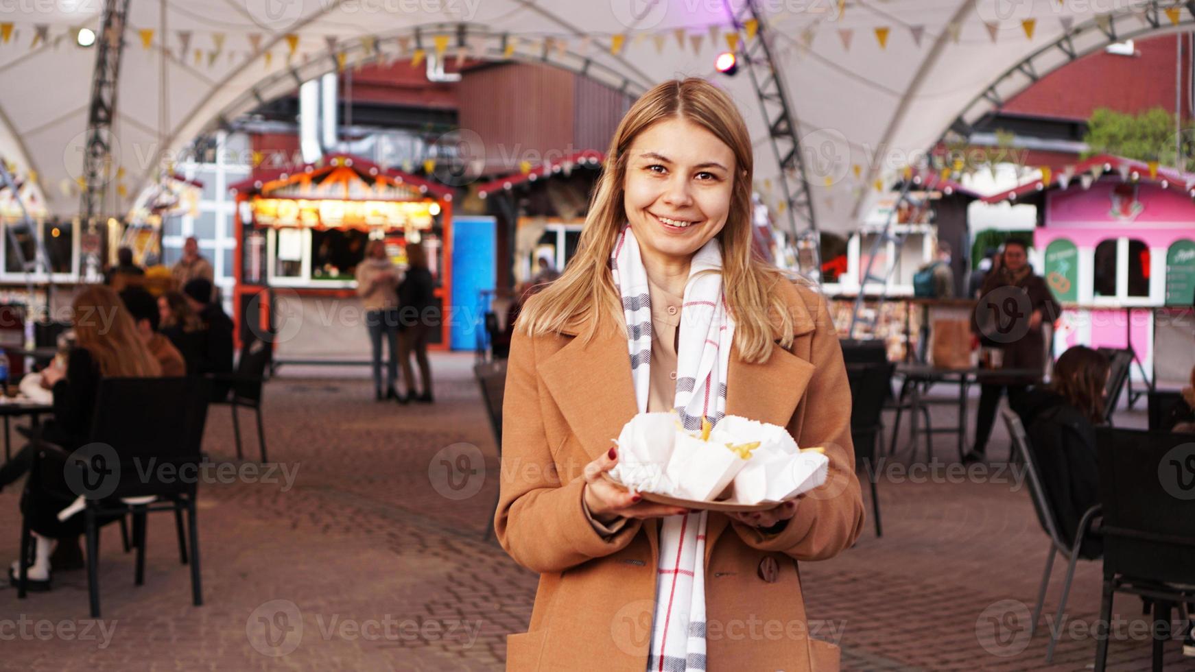 Frau am Food Court mit Foodtrucks foto