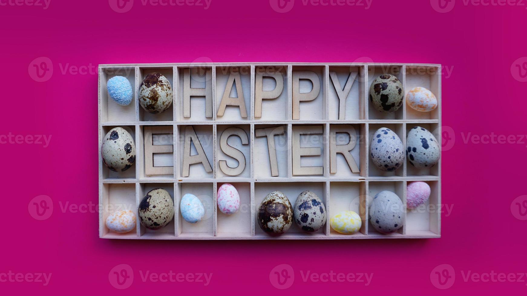 Ostereier. Frohe Ostern-Text. Feiertagsdekoration rosa Hintergrund foto