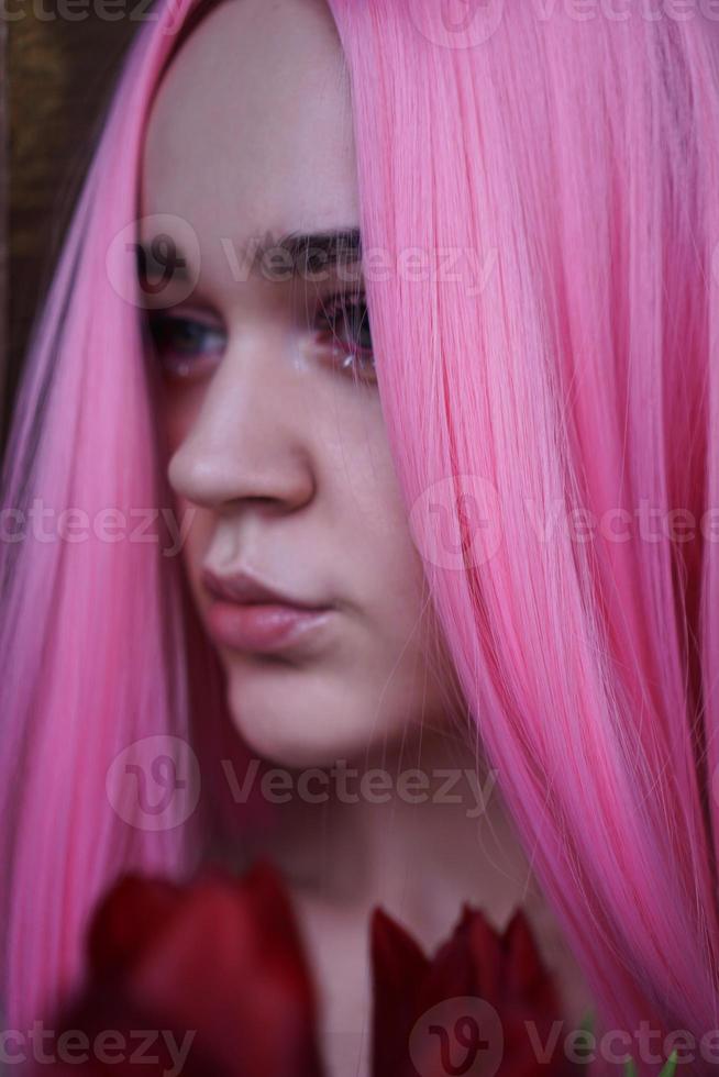 Portrait eines verträumten Mädchens mit leuchtend rosa Haaren foto