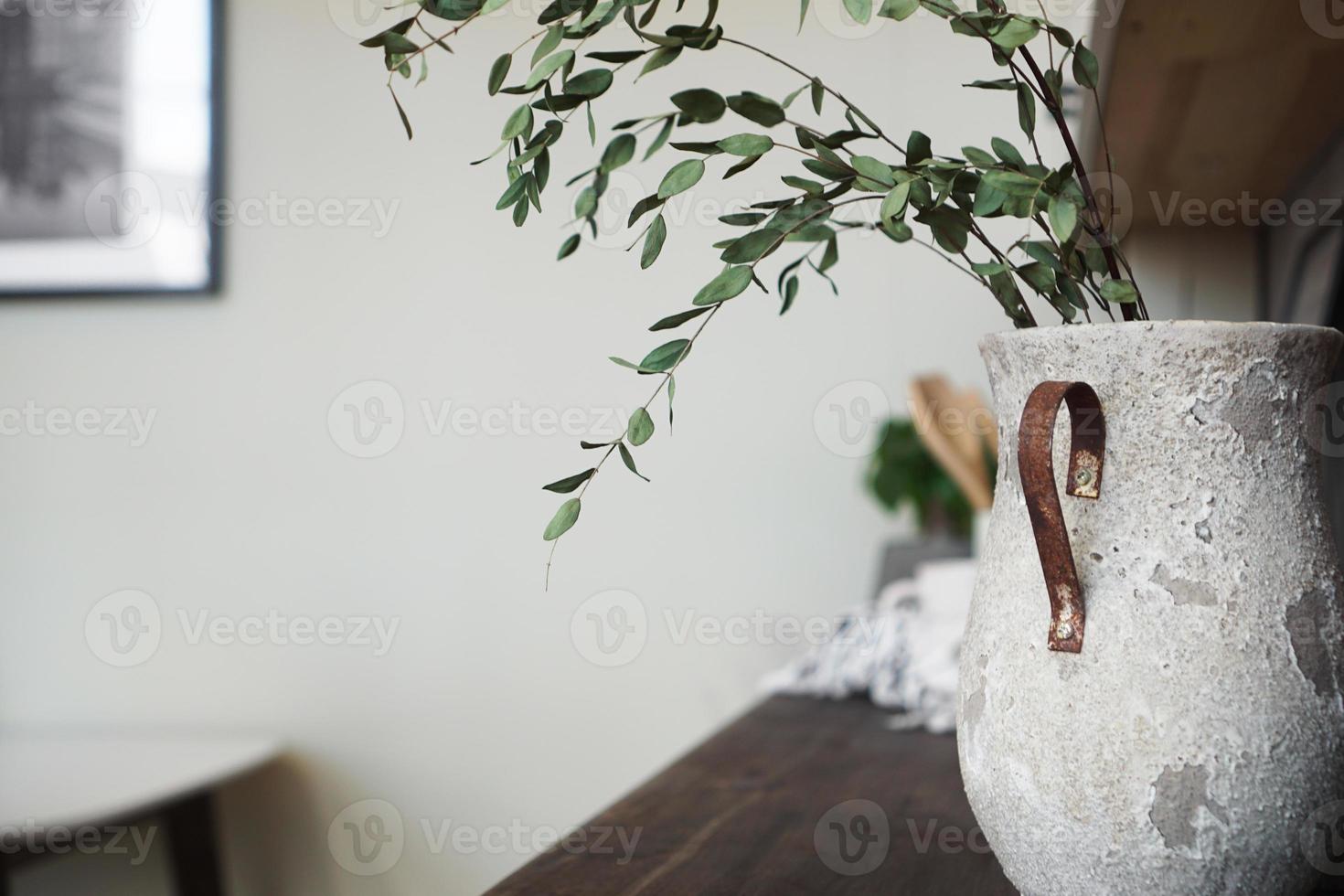 eine Vase mit Trockenblumen auf einem Tisch. skandinavische klassische küche foto