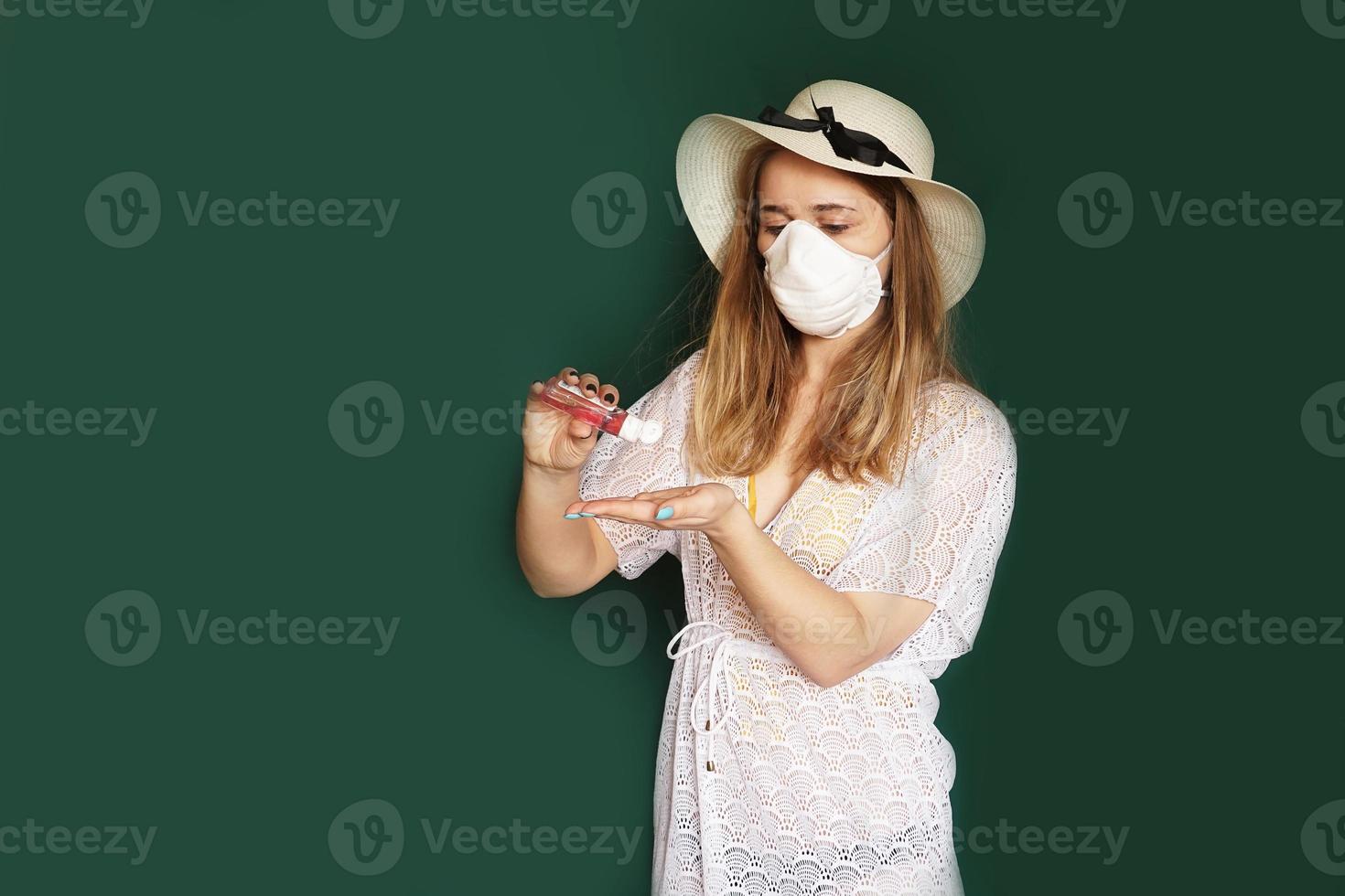 schönes Mädchen mit medizinischer Maske im Gesicht. Coronavirus foto