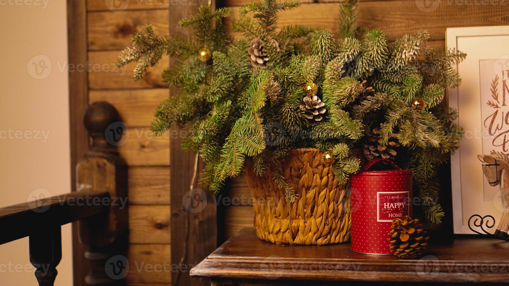 Weihnachtskarte - Korb mit Weihnachtsbaumzweigen foto