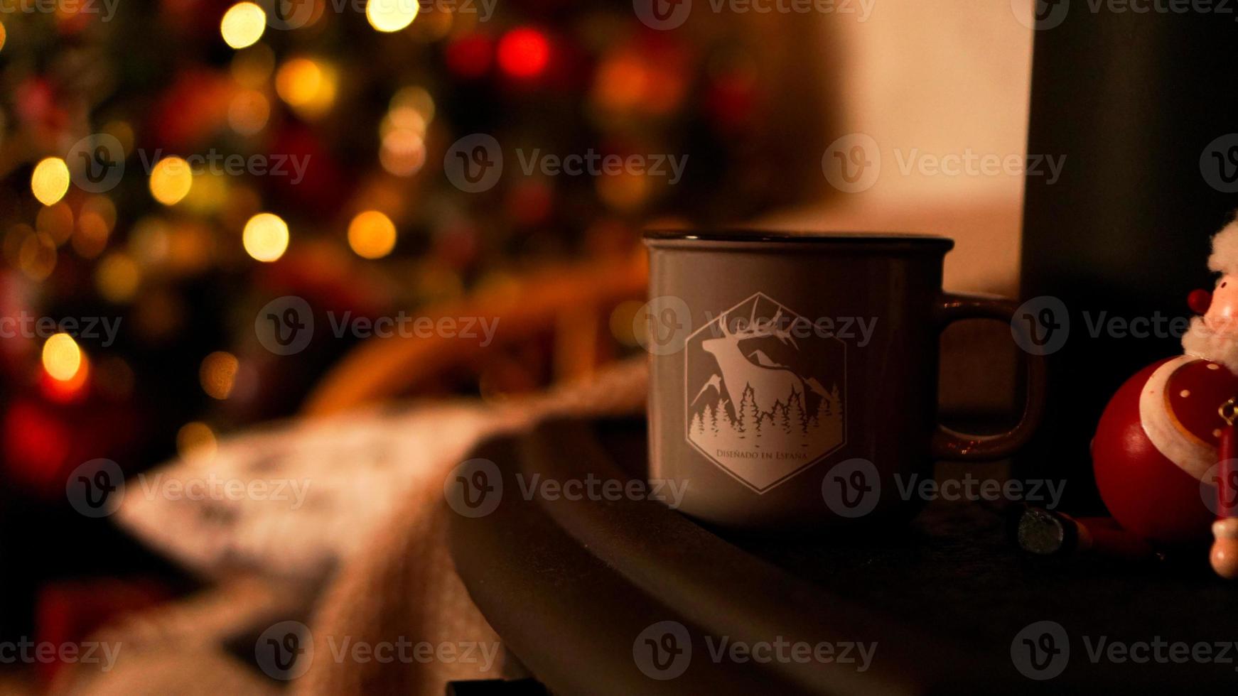 Schreibtisch aus Holz mit Tasse und Weihnachtsbaum foto