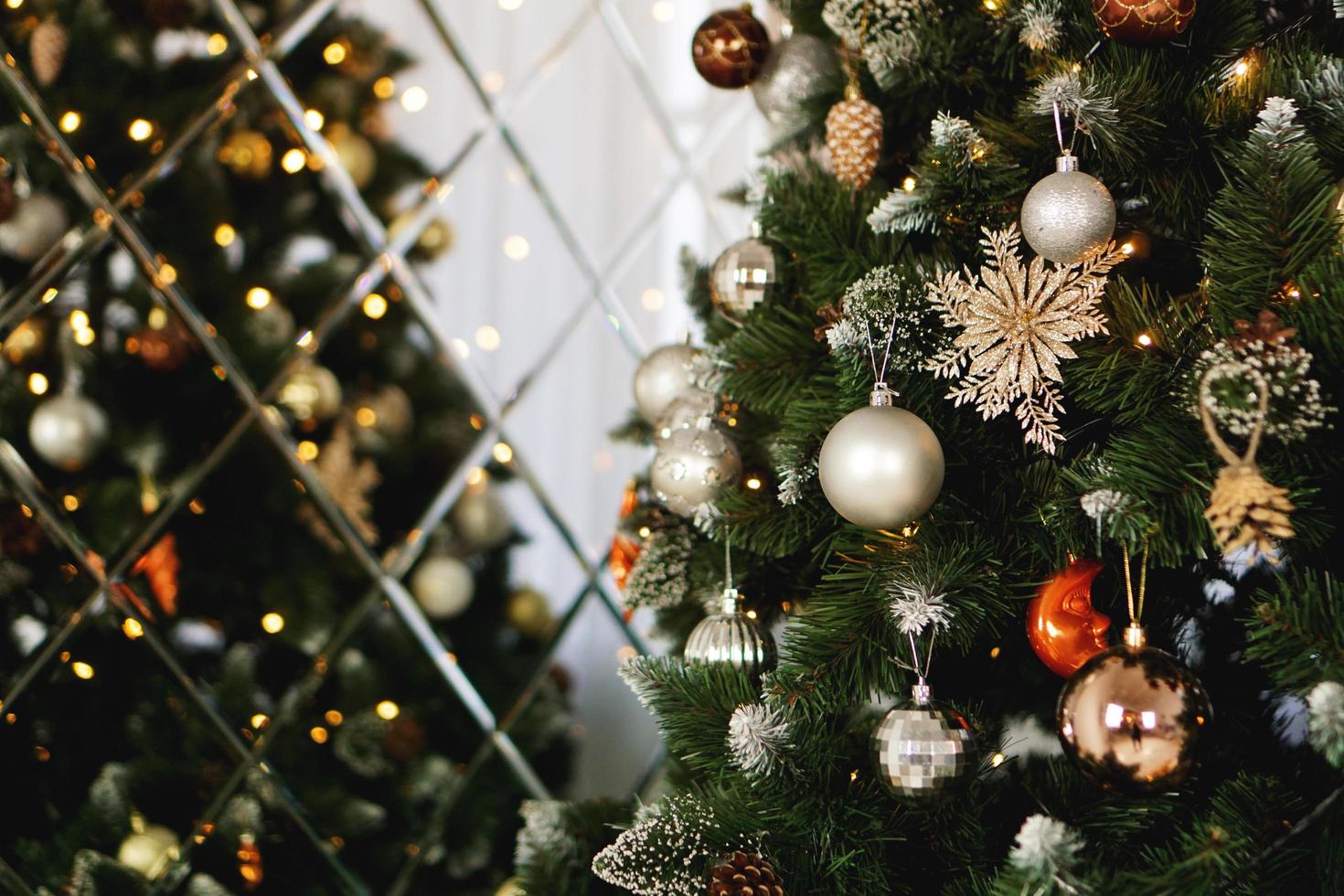 Weihnachtsschmuck, Weihnachtsbaum, Geschenke, Neujahr foto