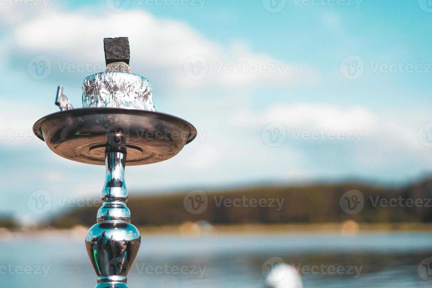 Shisha Bowl steht in der Natur am Fluss hautnah foto