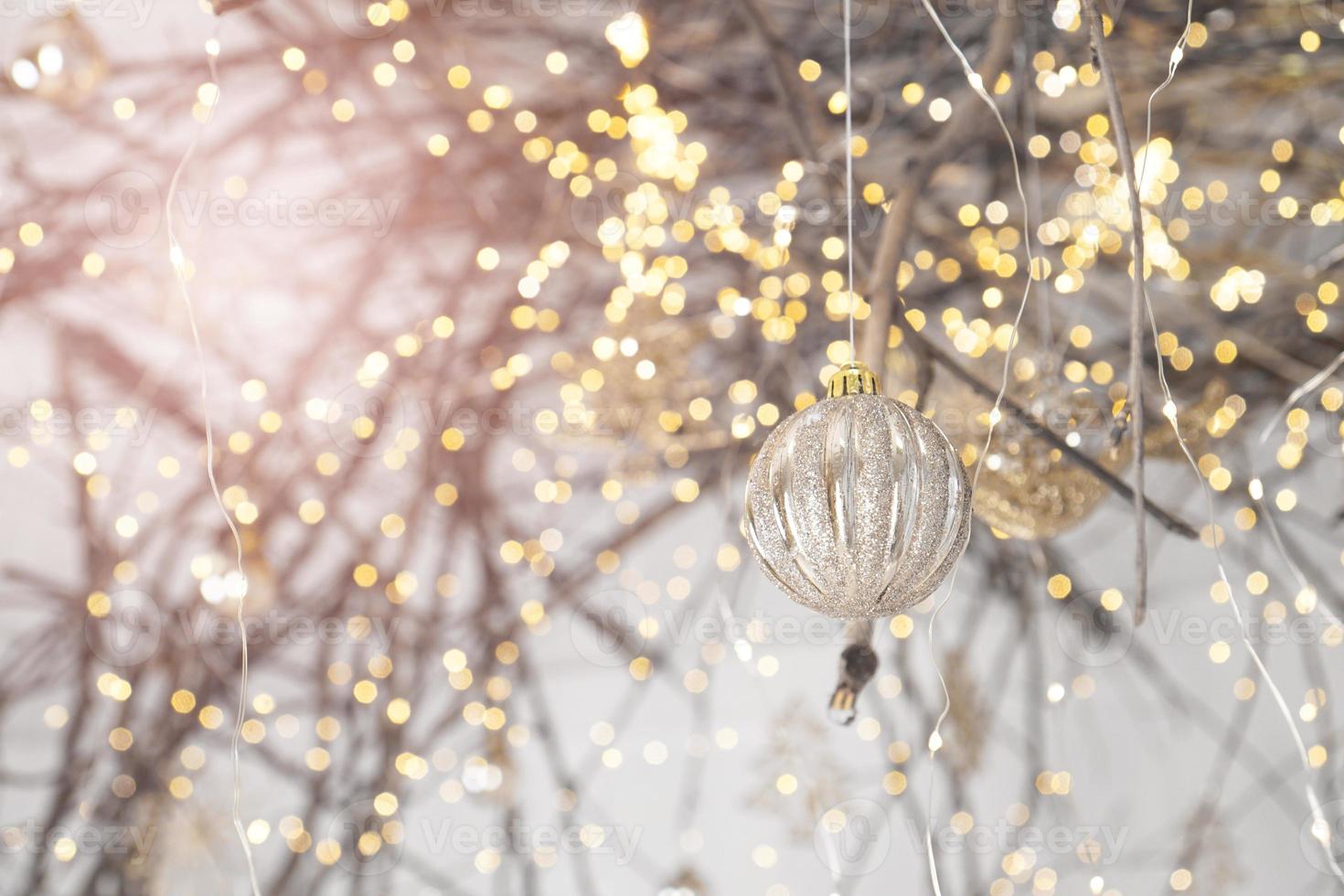 Hintergrund mit Weihnachtsbeleuchtung und Ball. foto