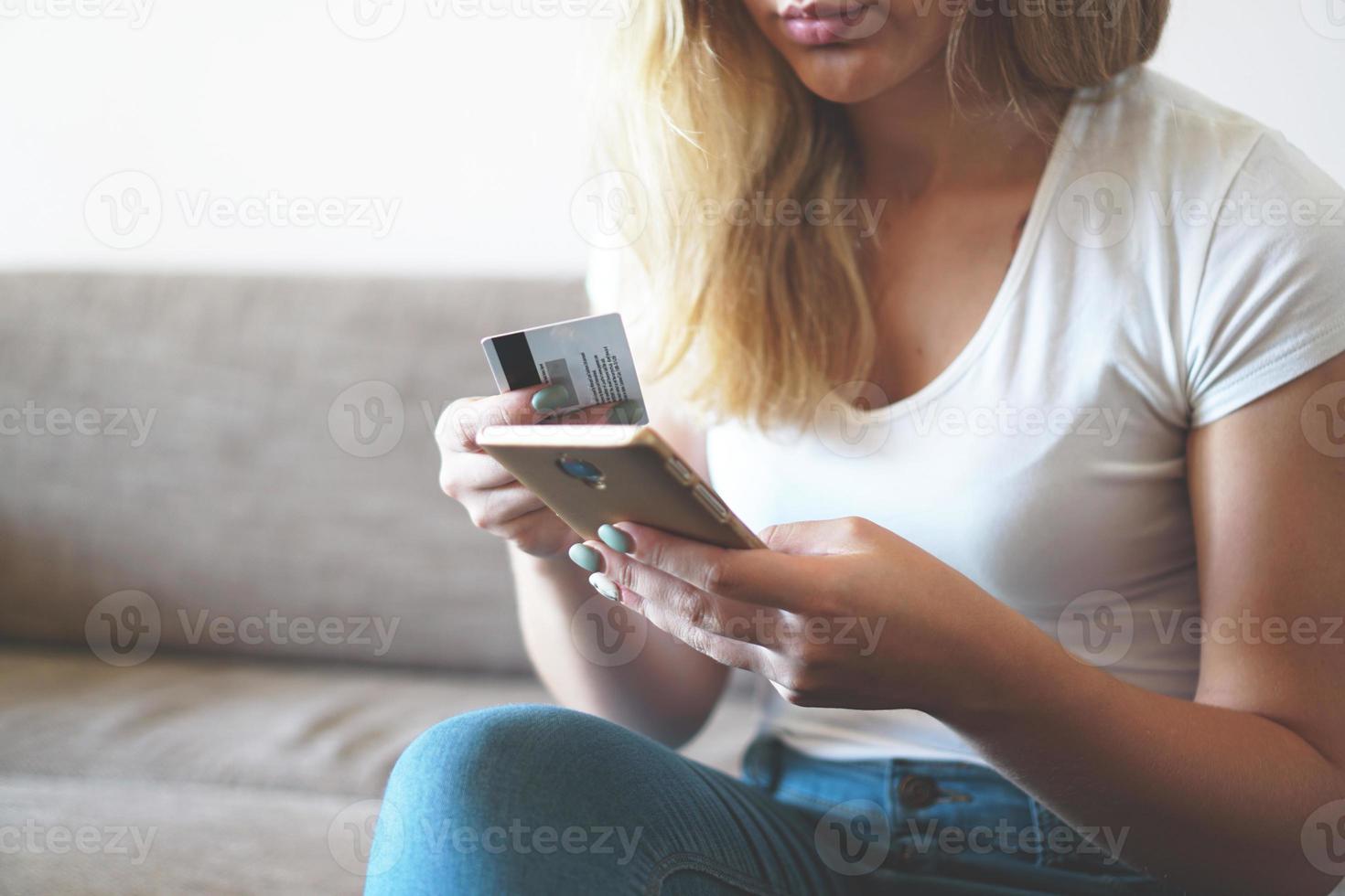 Online-Zahlung, Frauenhände, die Smartphone halten und Kreditkarte verwenden foto