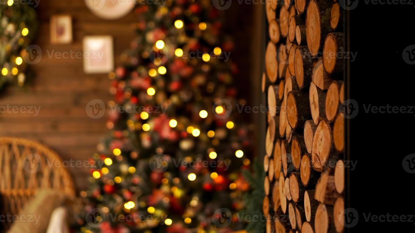 schönes, weihnachtlich dekoriertes Zimmer mit Weihnachtsbaum foto