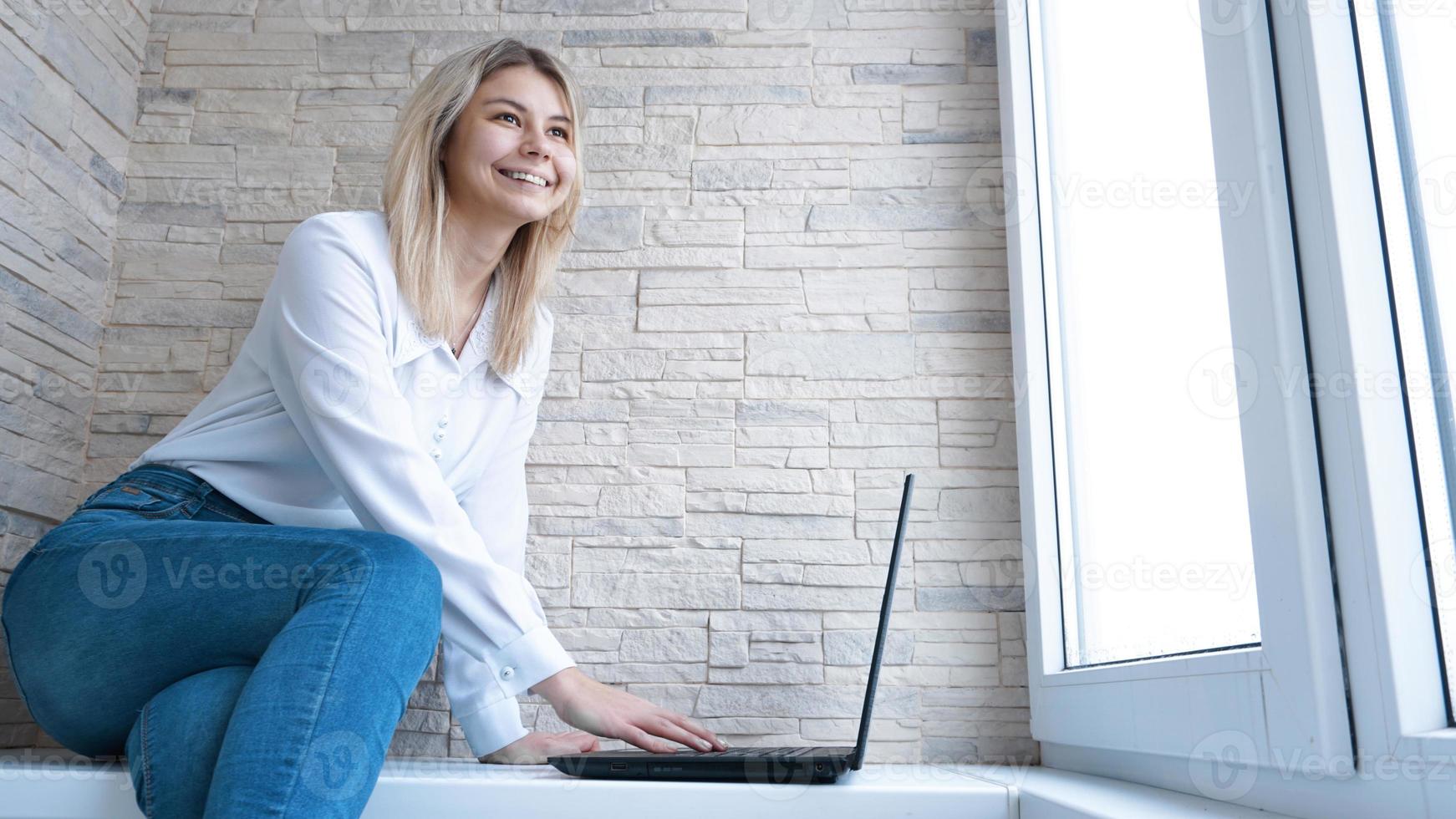 Seitenansicht. junge Geschäftsfrau mit Notebook foto